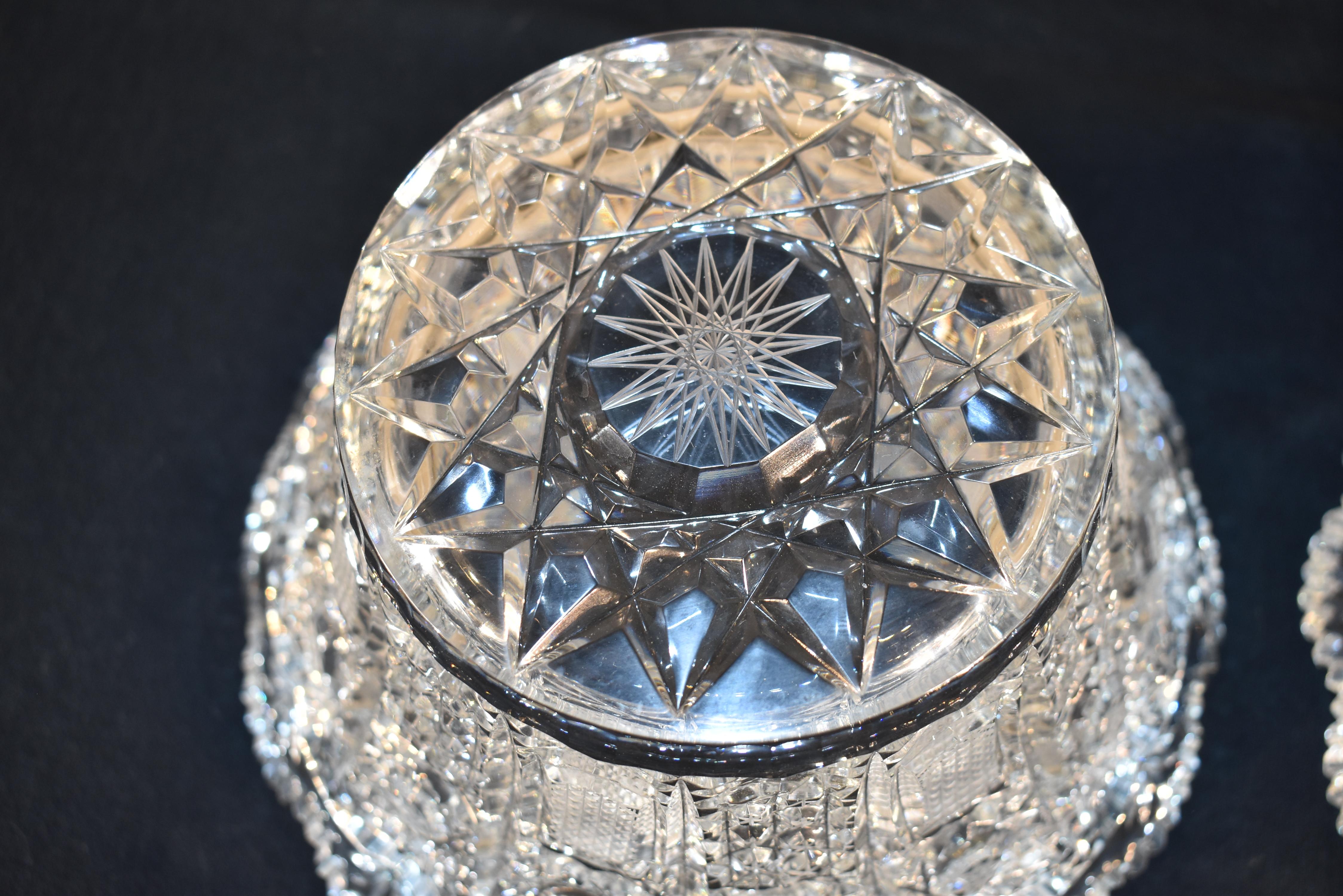 Verre taillé Paire de bols de service en verre taillé d'Angleterre en vente