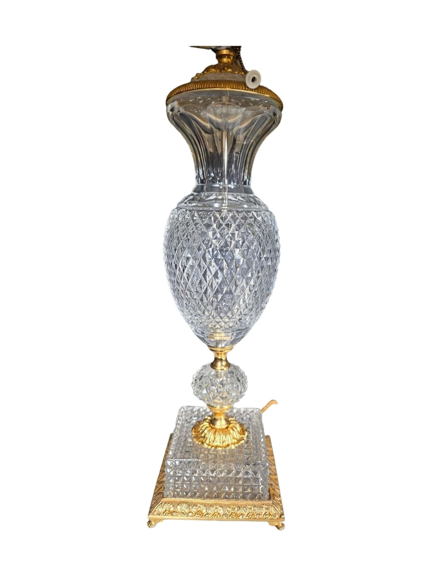 Paire de lampes en verre taillé des années 1920 en vente 6