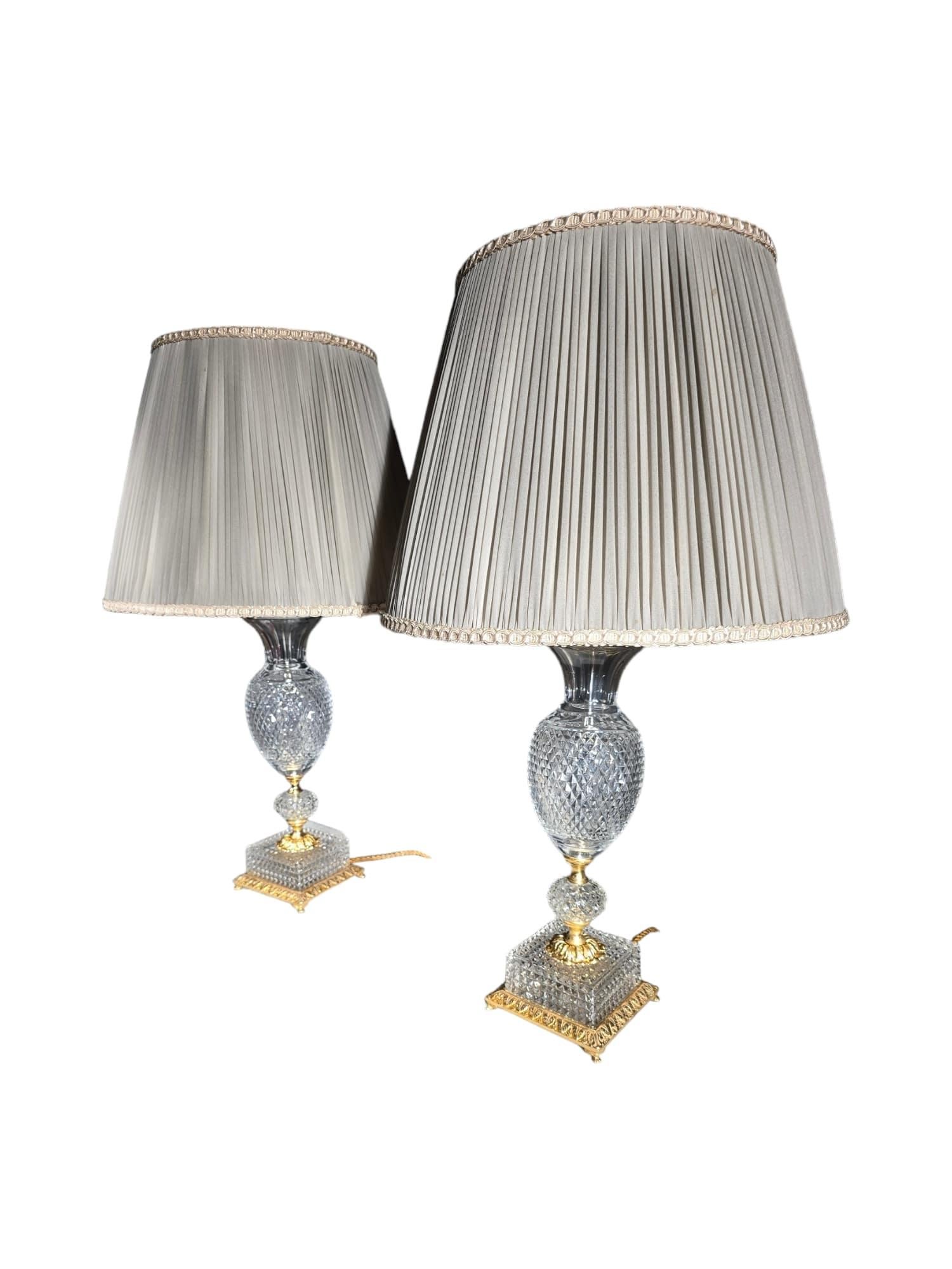PAIRE DE LAMPES EN VERRE TAILLÉ DES ANNÉES 1920
ÉLÉGANTE PAIRE DE LAMPES EN VERRE SCULPTÉ ET BRONZE DORÉ DU 20E SIÈCLE. TRÈS BON ÉTAT GÉNÉRAL. MESURES : 70 CM DE HAUT ET 35 CM DE DIAMÈTRE. SEULS LES VASES EN VERRE MESURENT : 45 CM HIGh