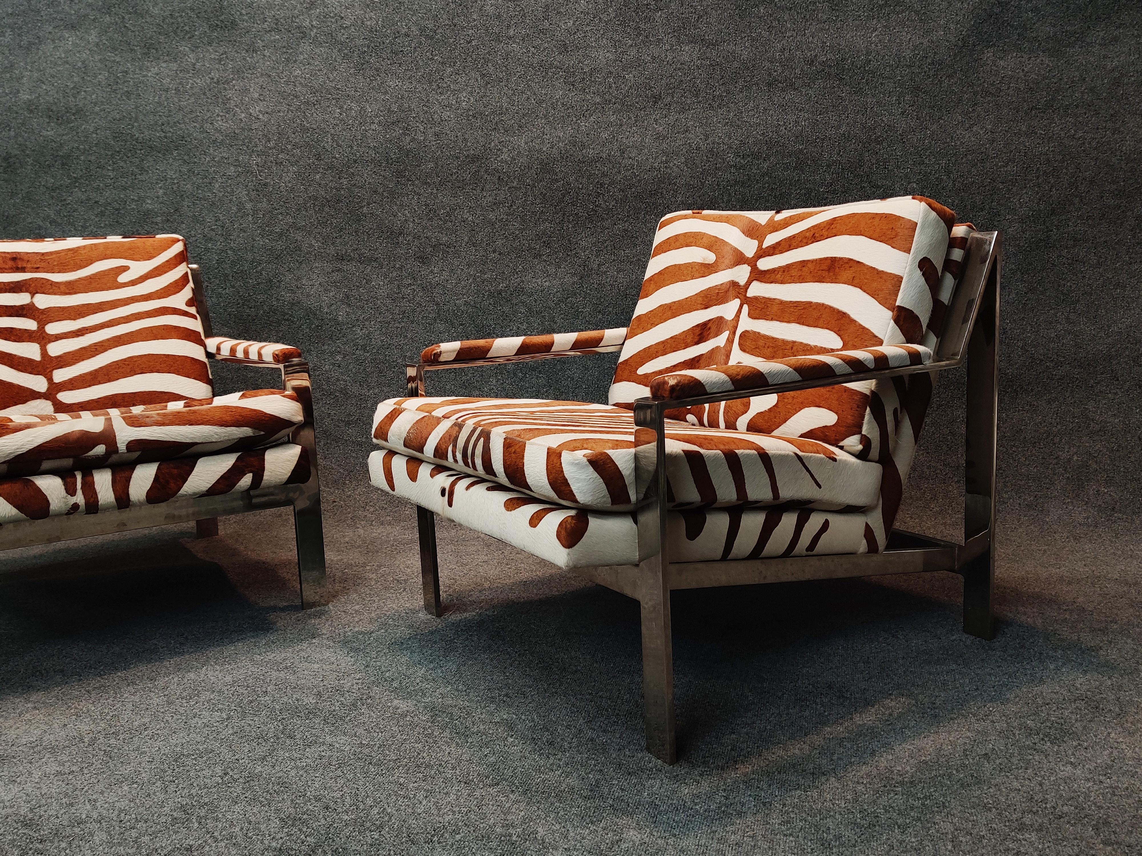 Pair of Cy Mann Attributed Flat Bar Lounge Chairs in Cowhide In Good Condition In Philadelphia, PA