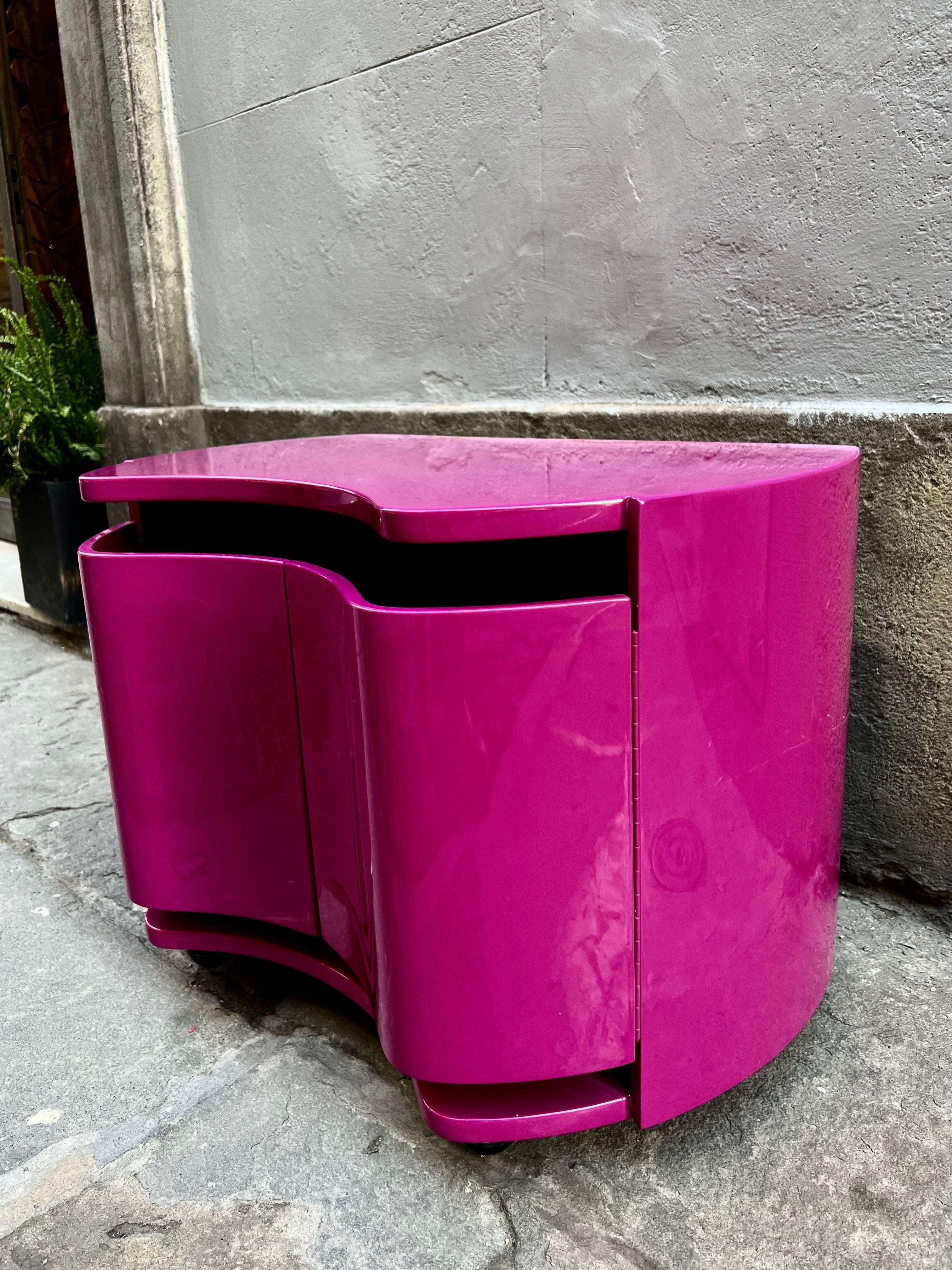 Pair of Cyclamen Colour Lacquered Resin Night Stands by Benatti Italy, 1966 For Sale 9