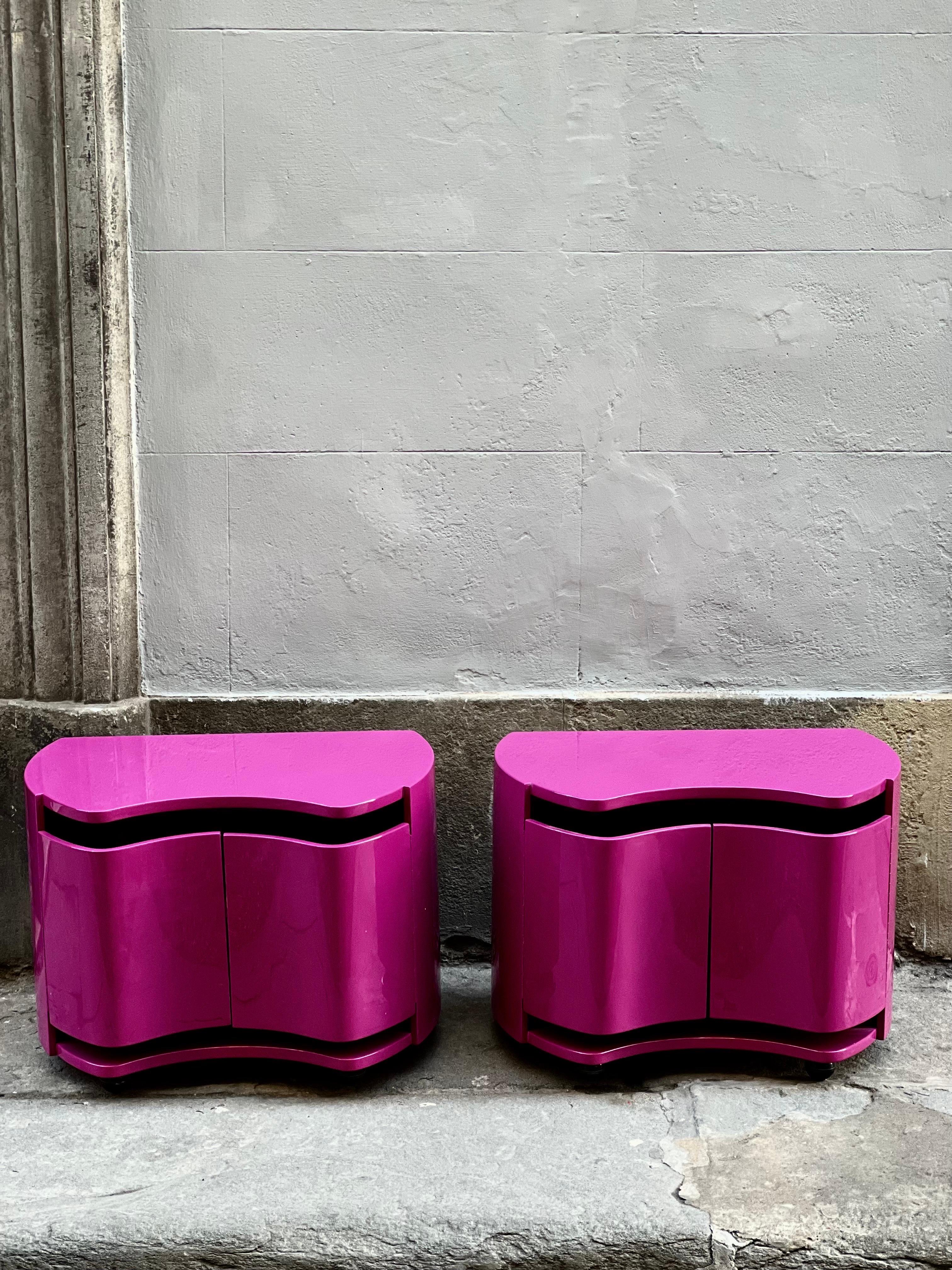 Pair of Cyclamen color Lacquered Resin night stands by Benatti, Italy 1966.
Playful curved night stands, created by Italian manufacturer Benatti in 1966 finished in high gloss cyclamen lacquer.
The manufacturer captured the innovative Pop Art spirit