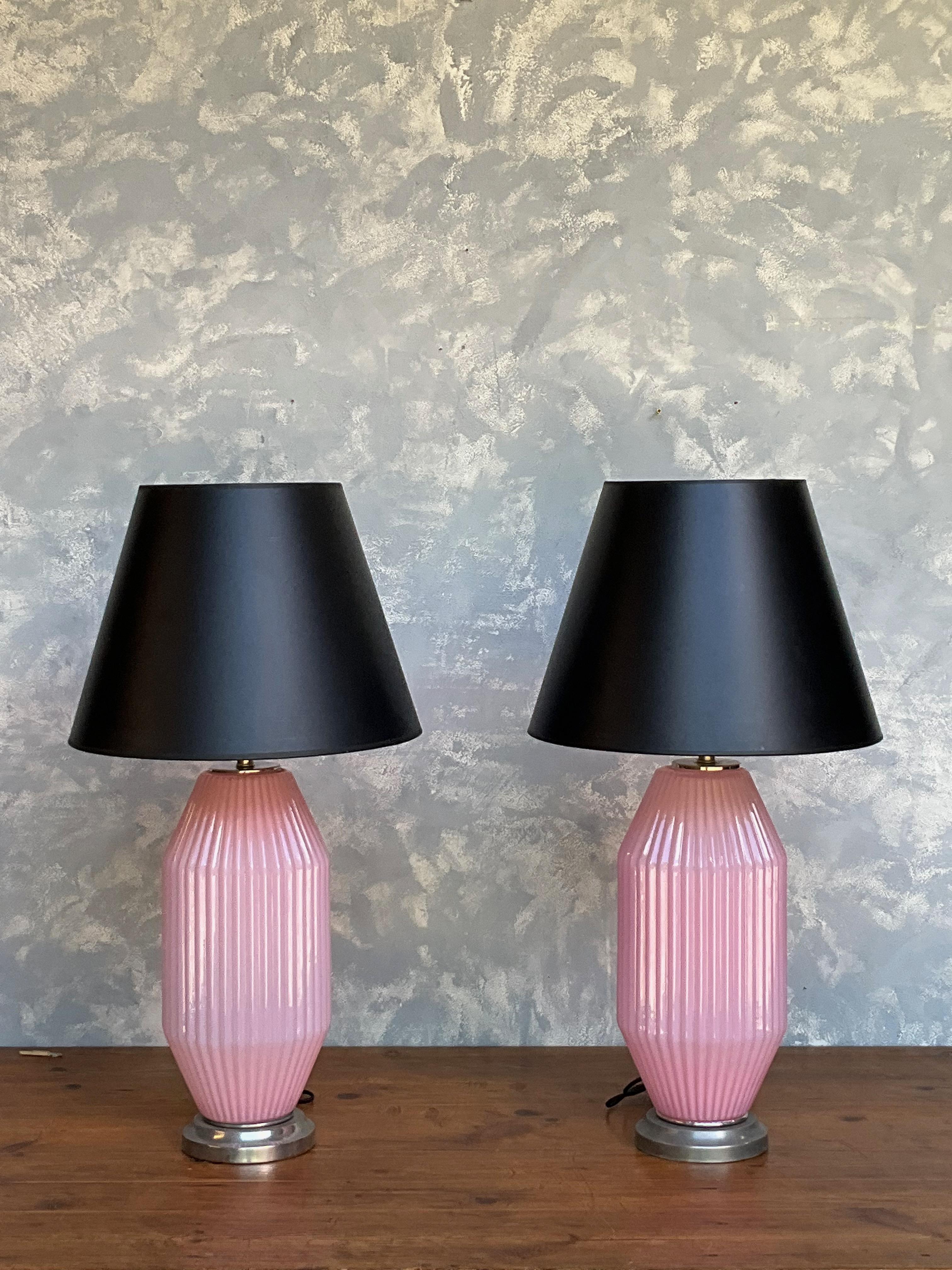 Pair of Cyclamen Murano Lamps In Good Condition For Sale In Buchanan, NY