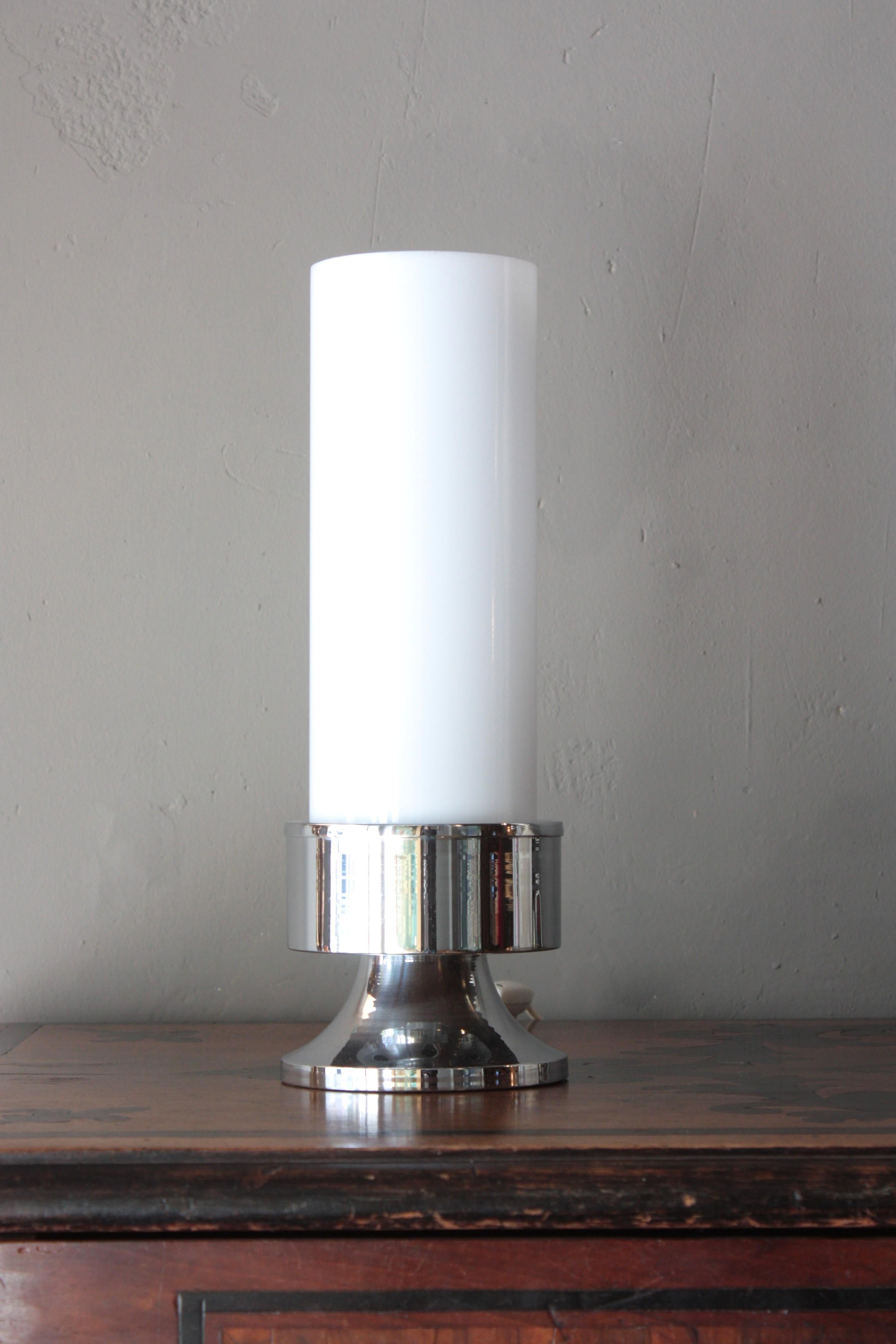 Coppia di lampade da tavolo a cilindro in plexiglass bianco e acciaio cromato, Italia anni '60 in vendita 3