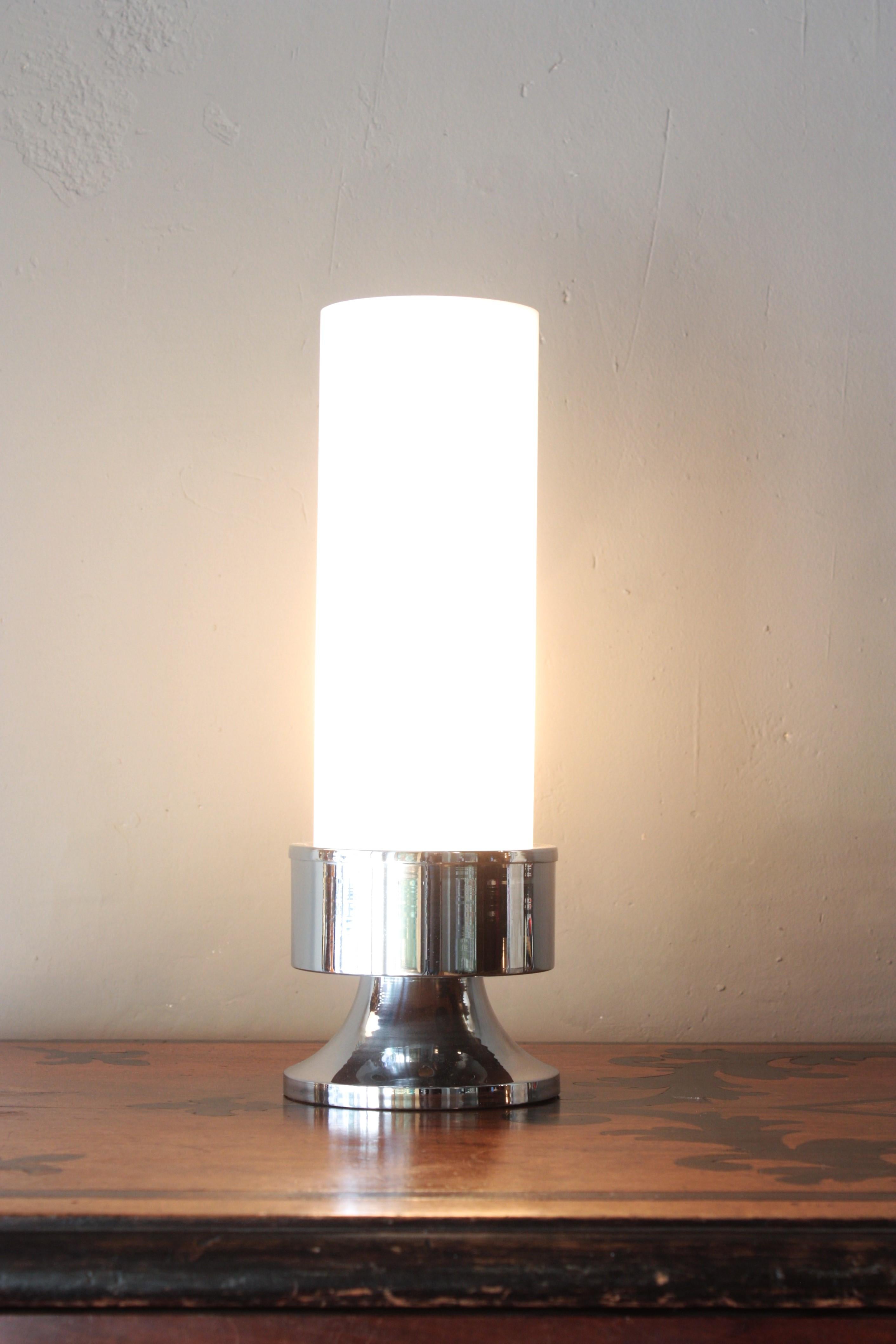 Coppia di lampade da tavolo a cilindro in plexiglass bianco e acciaio cromato, Italia anni '60 in vendita 4