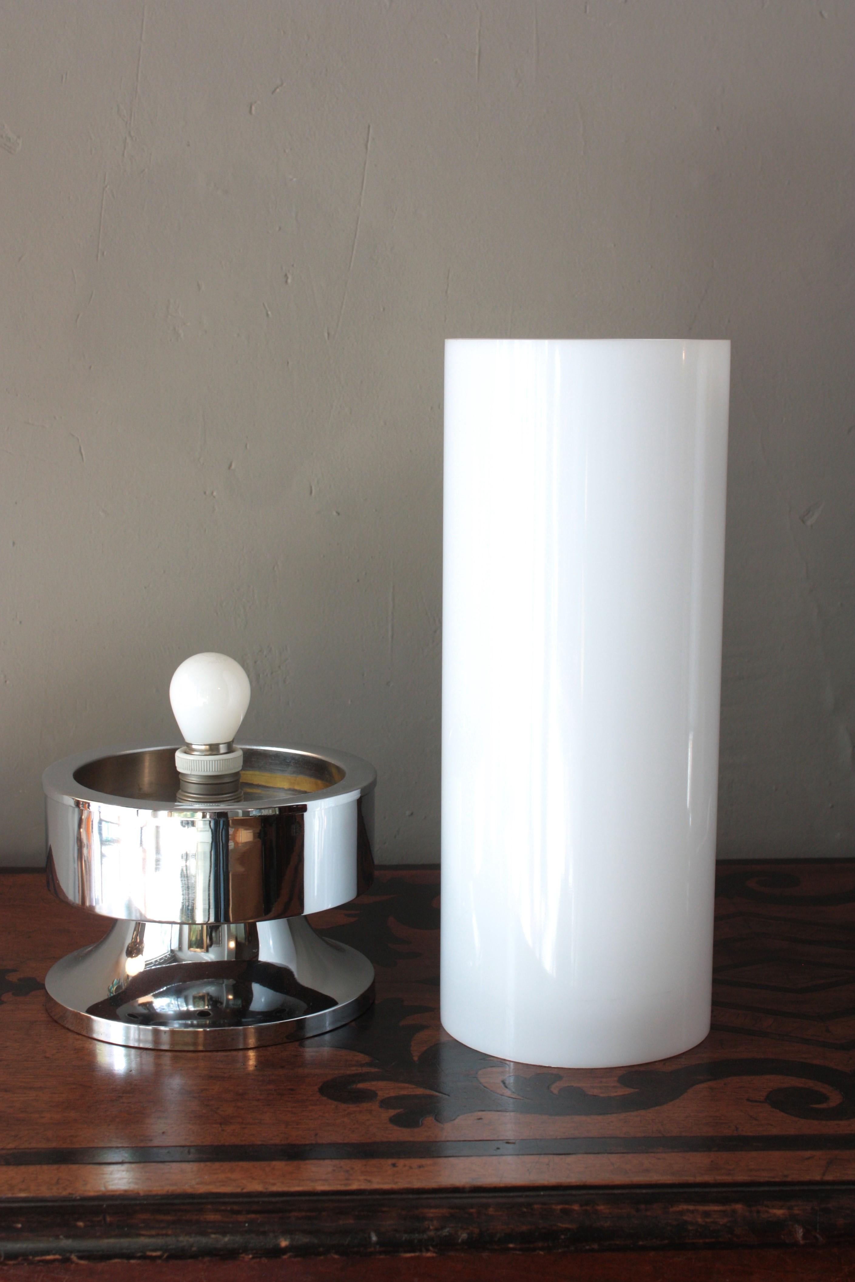 Coppia di lampade da tavolo a cilindro in plexiglass bianco e acciaio cromato, Italia anni '60 in vendita 5