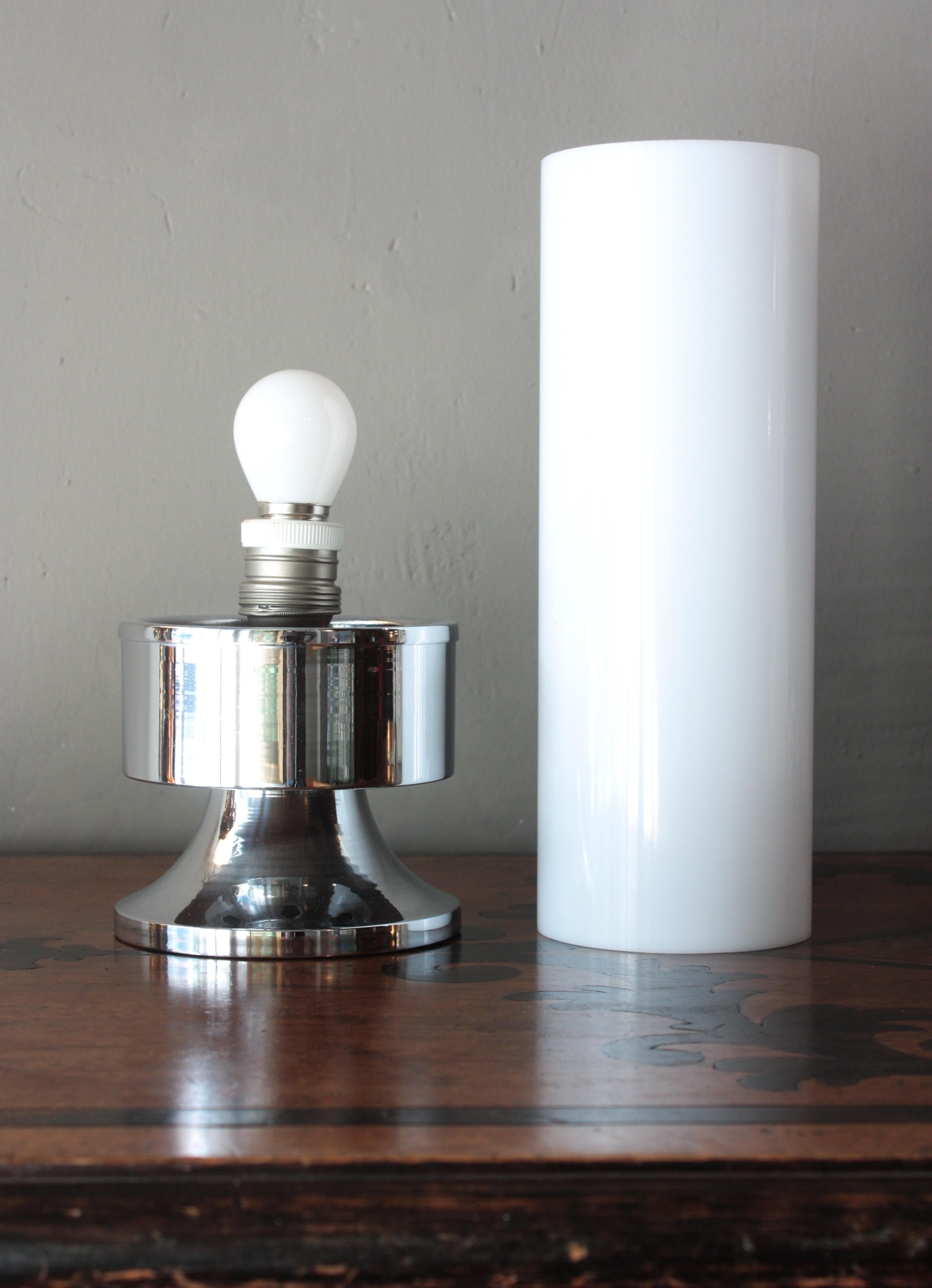 Coppia di lampade da tavolo a cilindro in plexiglass bianco e acciaio cromato, Italia anni '60 in vendita 6