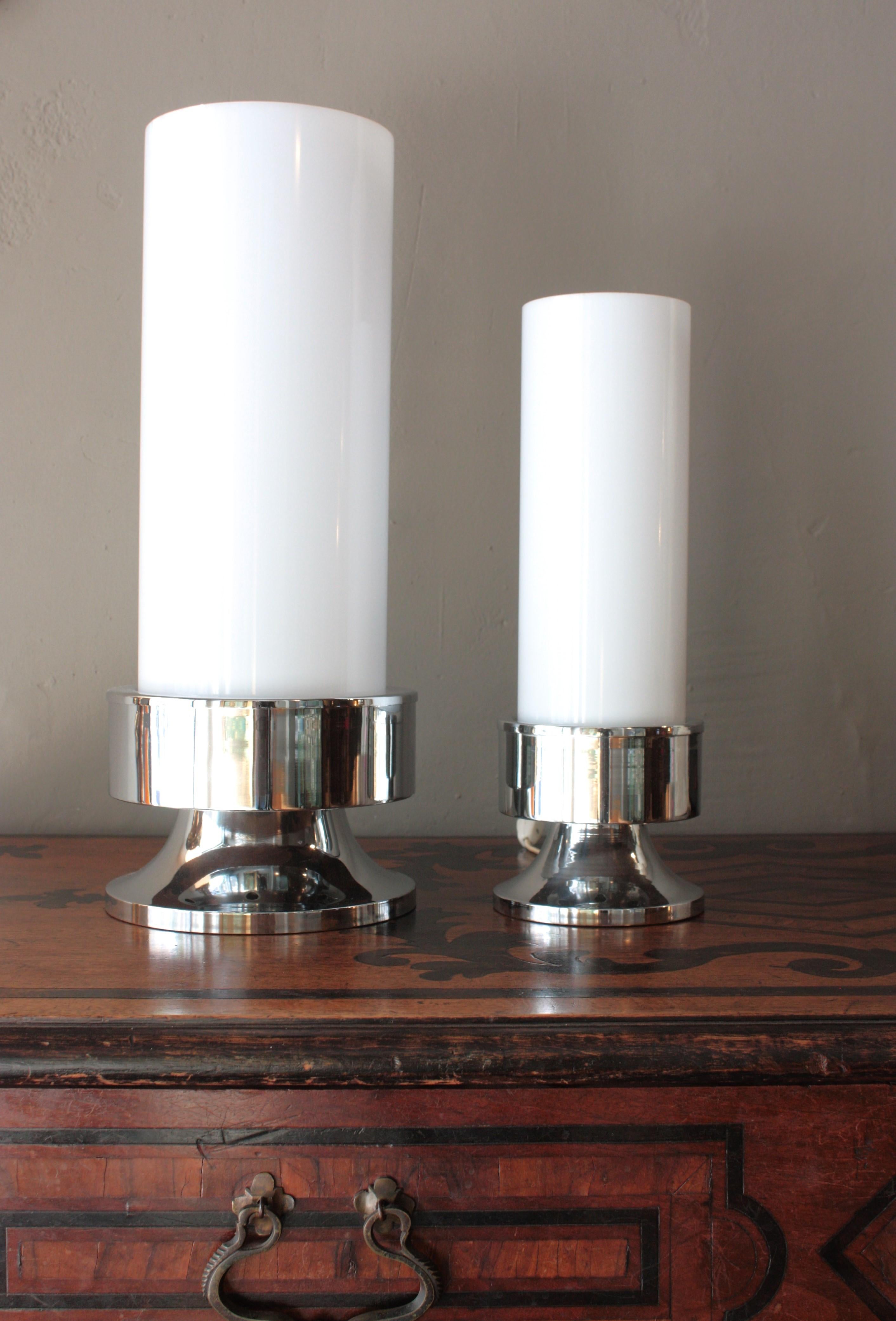 Coppia di lampade da tavolo a cilindro in plexiglass bianco e acciaio cromato, Italia anni '60 in vendita 7