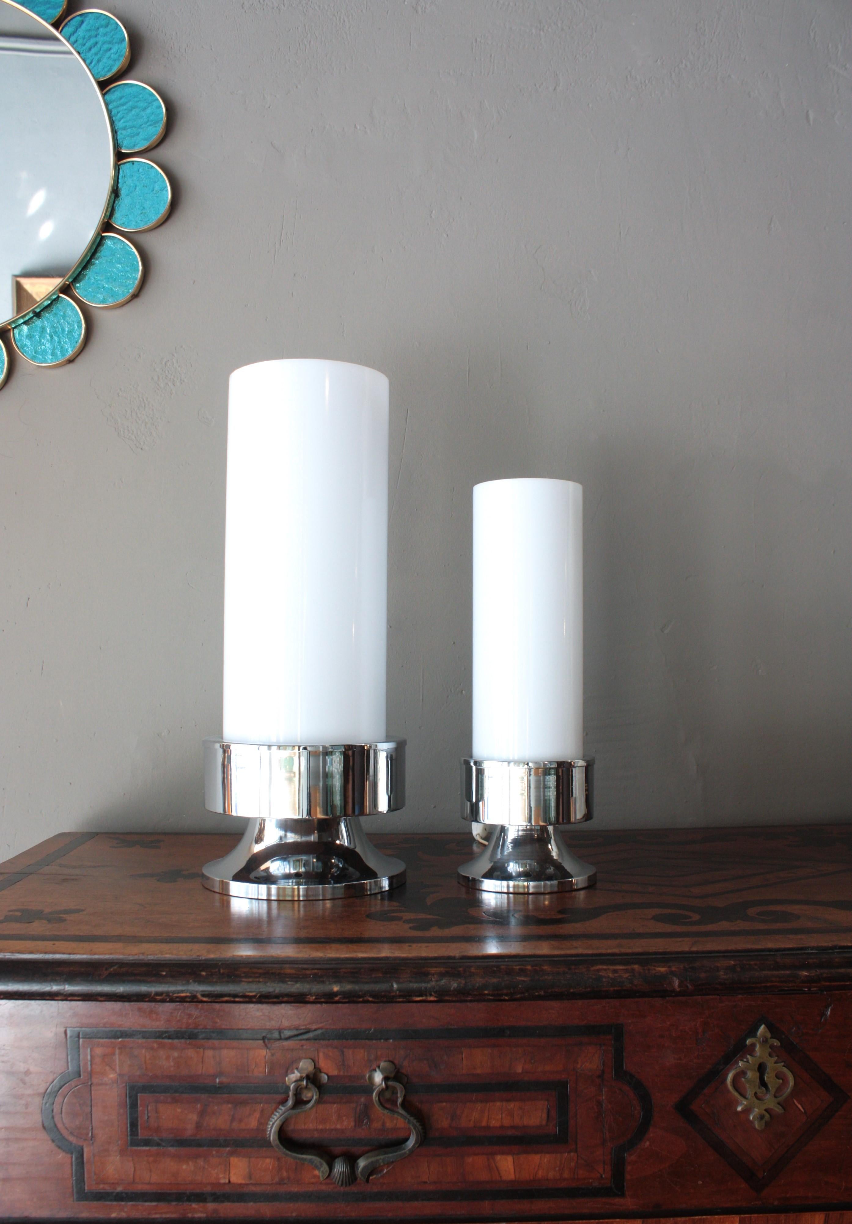 Coppia di lampade da tavolo in acrilico e cromo dal design Space AGE, Italia, 1960-1970.
Queste lampade da tavolo presentano un paralume cilindrico in acrilico bianco che poggia su una base in acciaio cromato. Uno è più grande dell'altro.
Sono belli