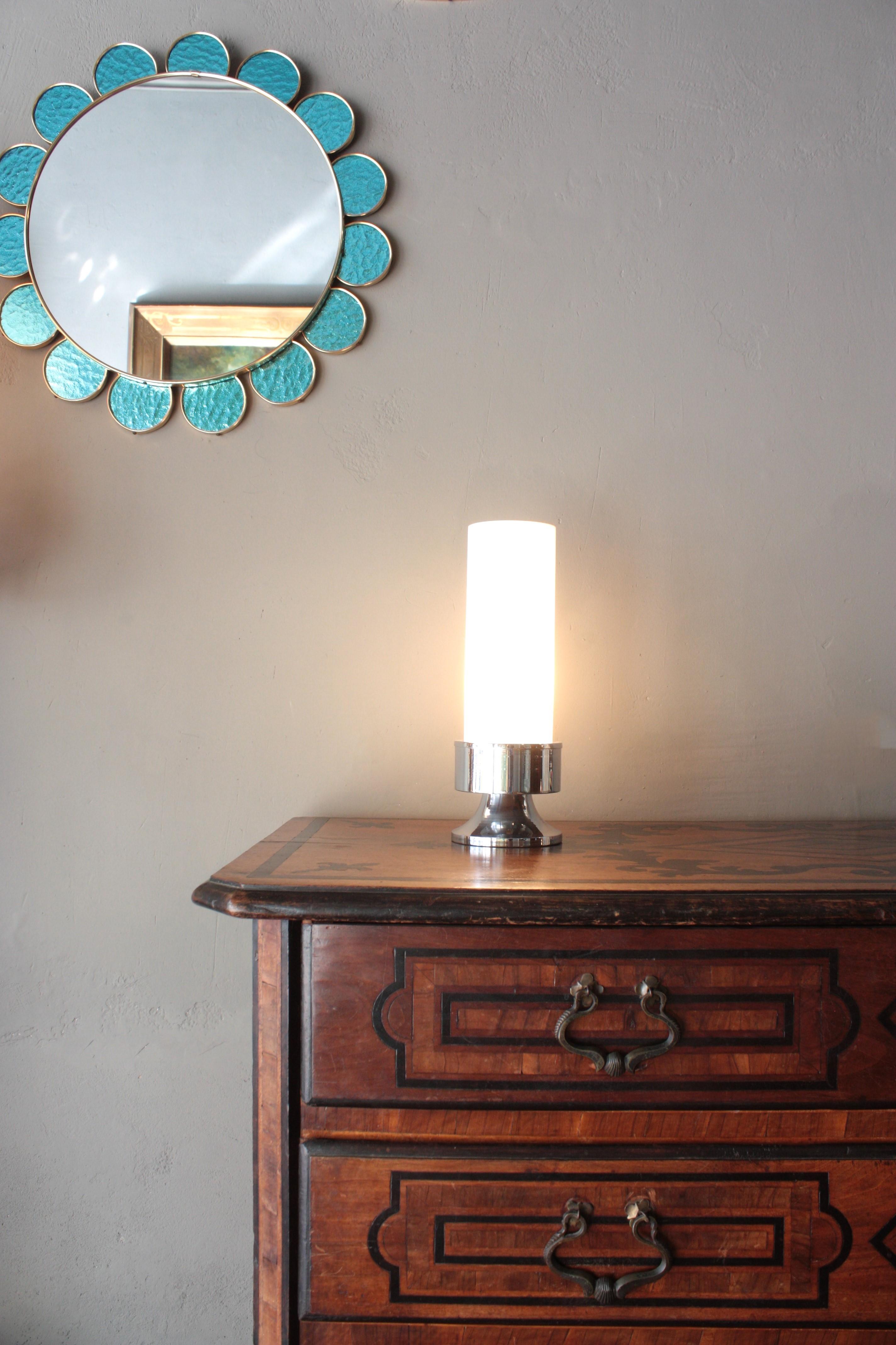 Mid-Century moderno Coppia di lampade da tavolo a cilindro in plexiglass bianco e acciaio cromato, Italia anni '60 in vendita