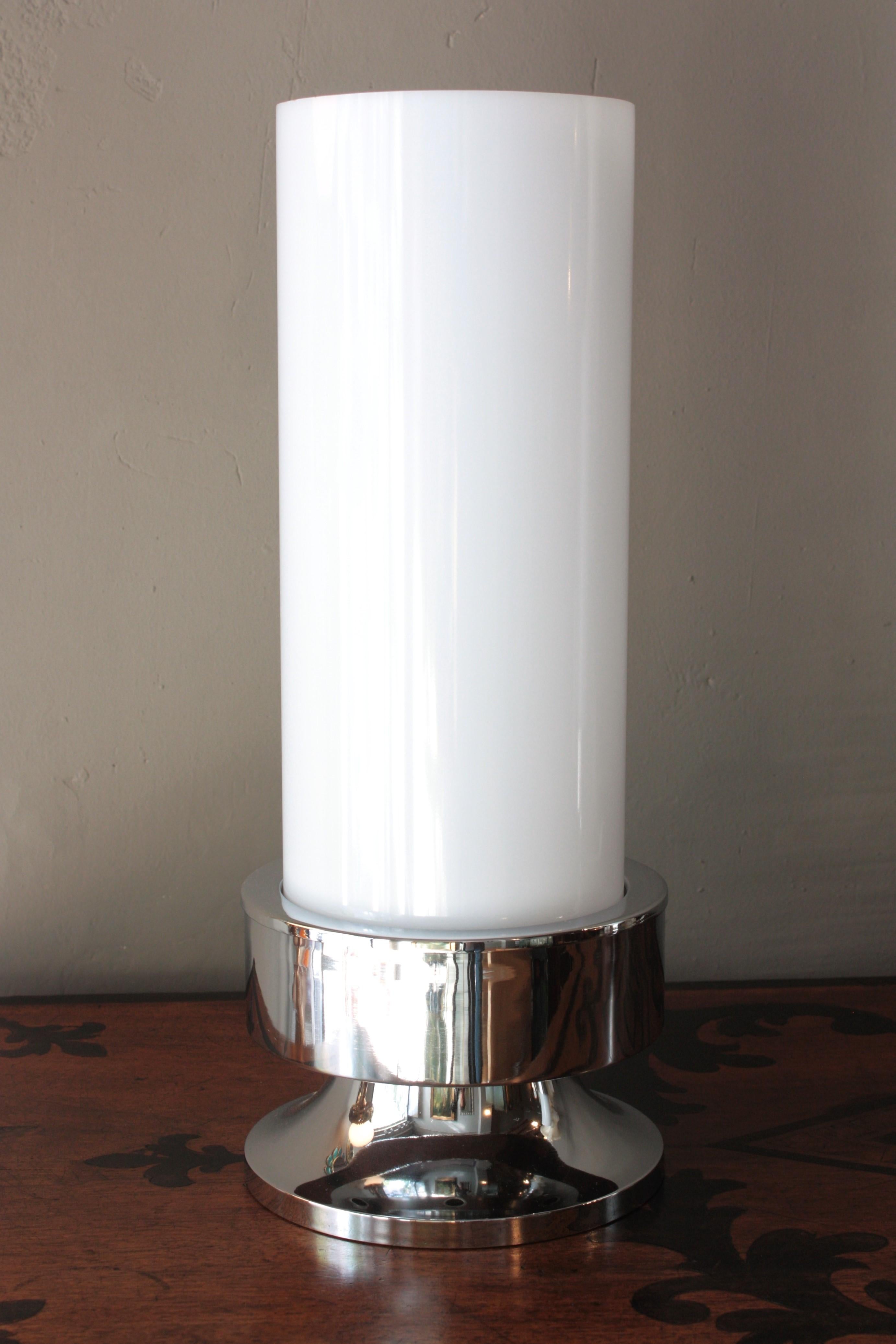 Italiano Coppia di lampade da tavolo a cilindro in plexiglass bianco e acciaio cromato, Italia anni '60 in vendita