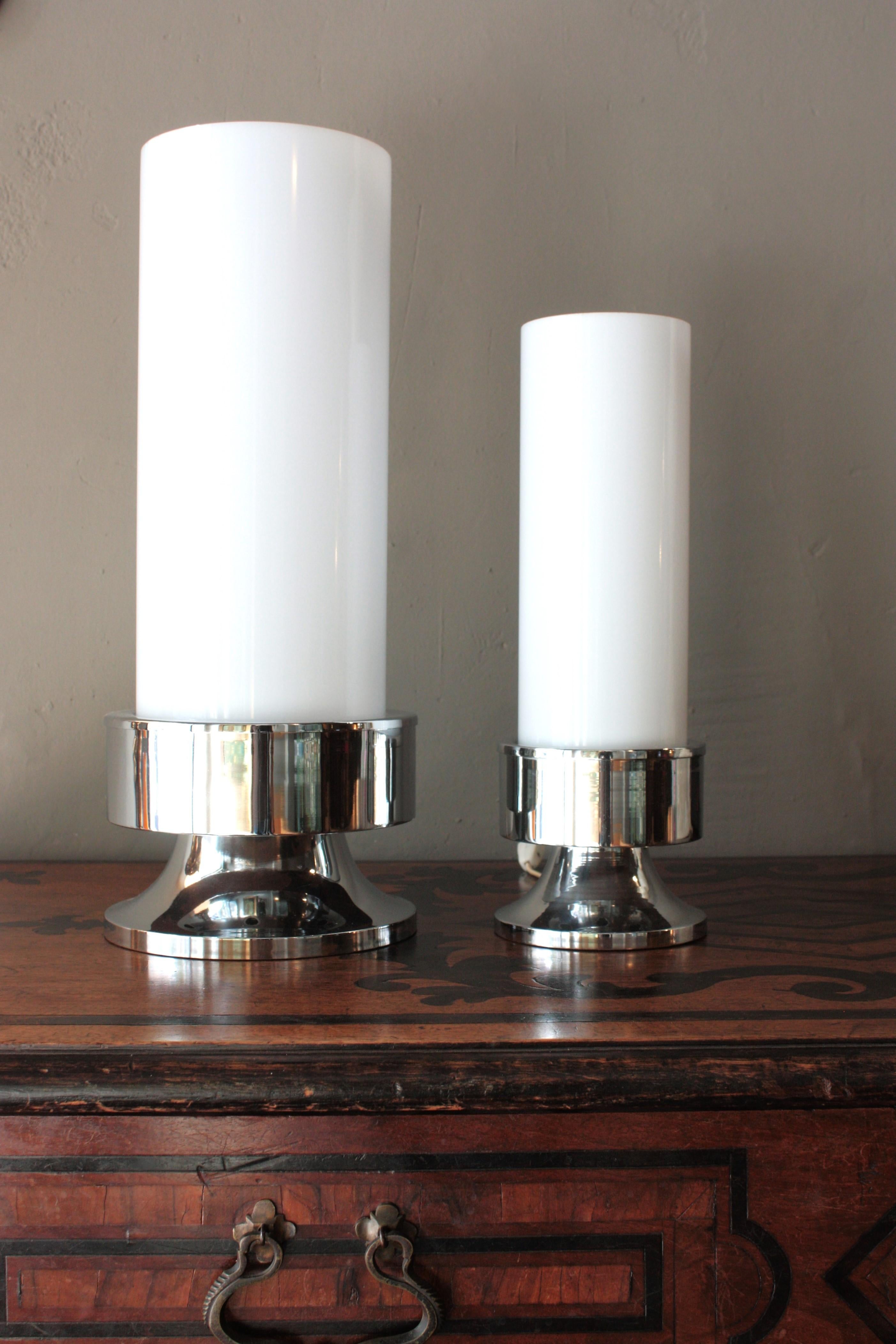 Coppia di lampade da tavolo a cilindro in plexiglass bianco e acciaio cromato, Italia anni '60 In condizioni buone in vendita a Barcelona, ES