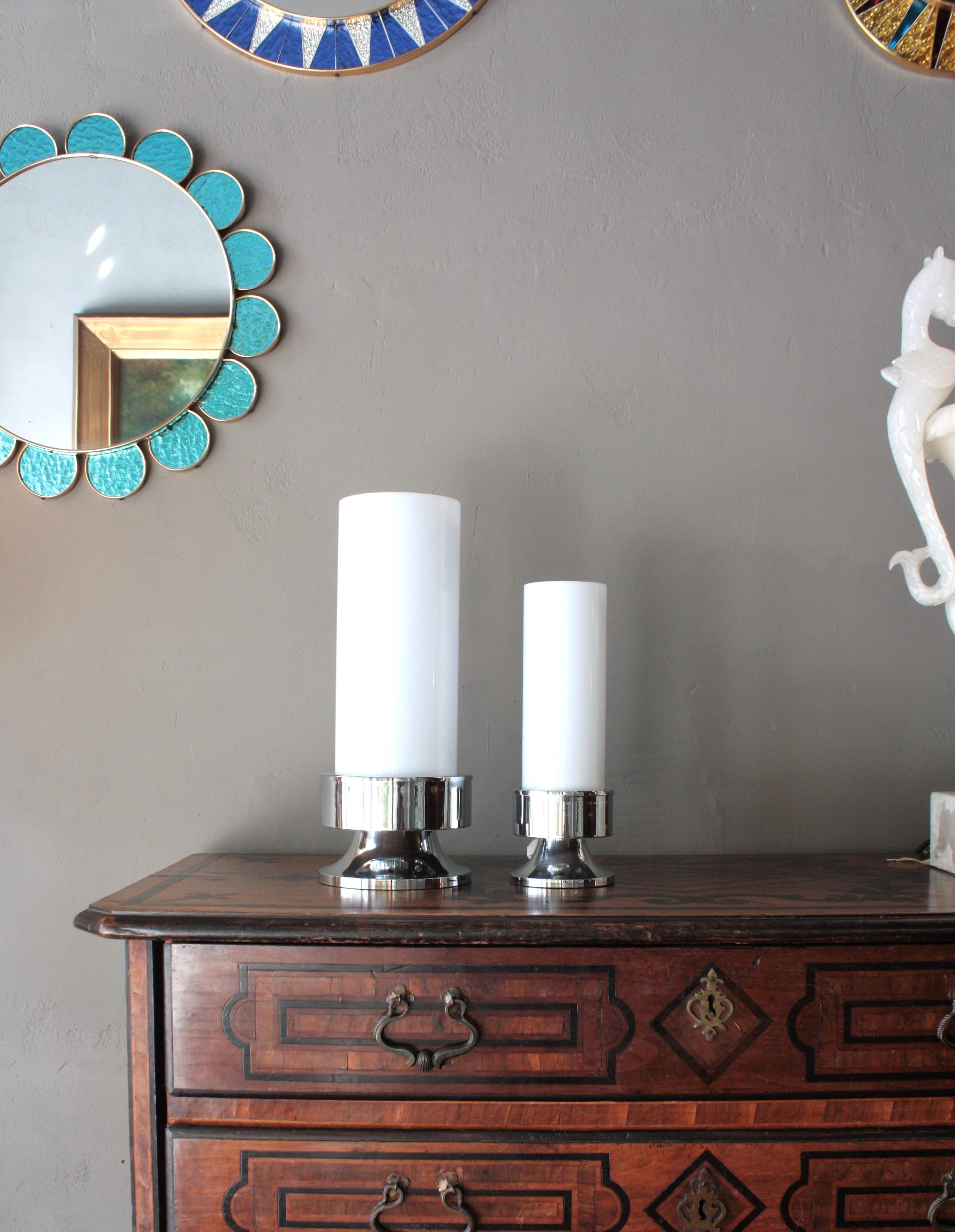 XX secolo Coppia di lampade da tavolo a cilindro in plexiglass bianco e acciaio cromato, Italia anni '60 in vendita