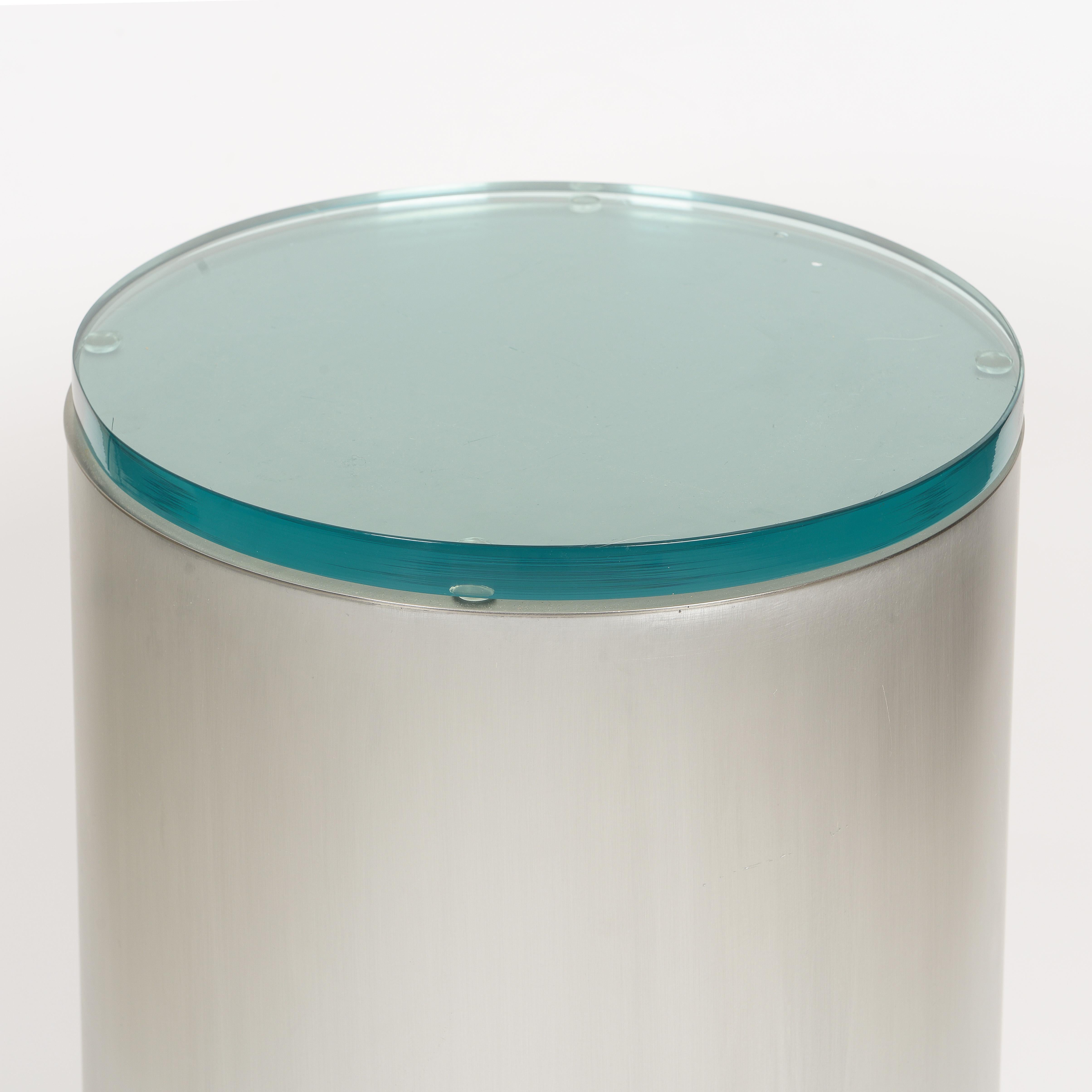 Pair of cylindrical brushed chrome metal and glass end tables In Good Condition For Sale In New York, NY