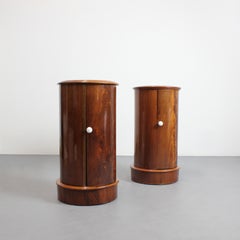 Paire de tables de chevet cylindriques en acajou avec dessus en marbre