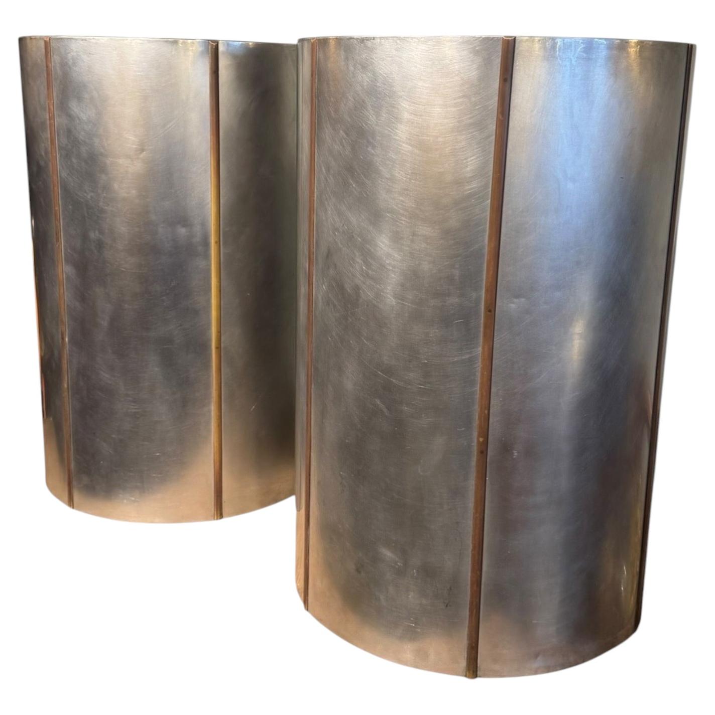 Paire de piédestaux cylindriques en acier et bronze, 1970