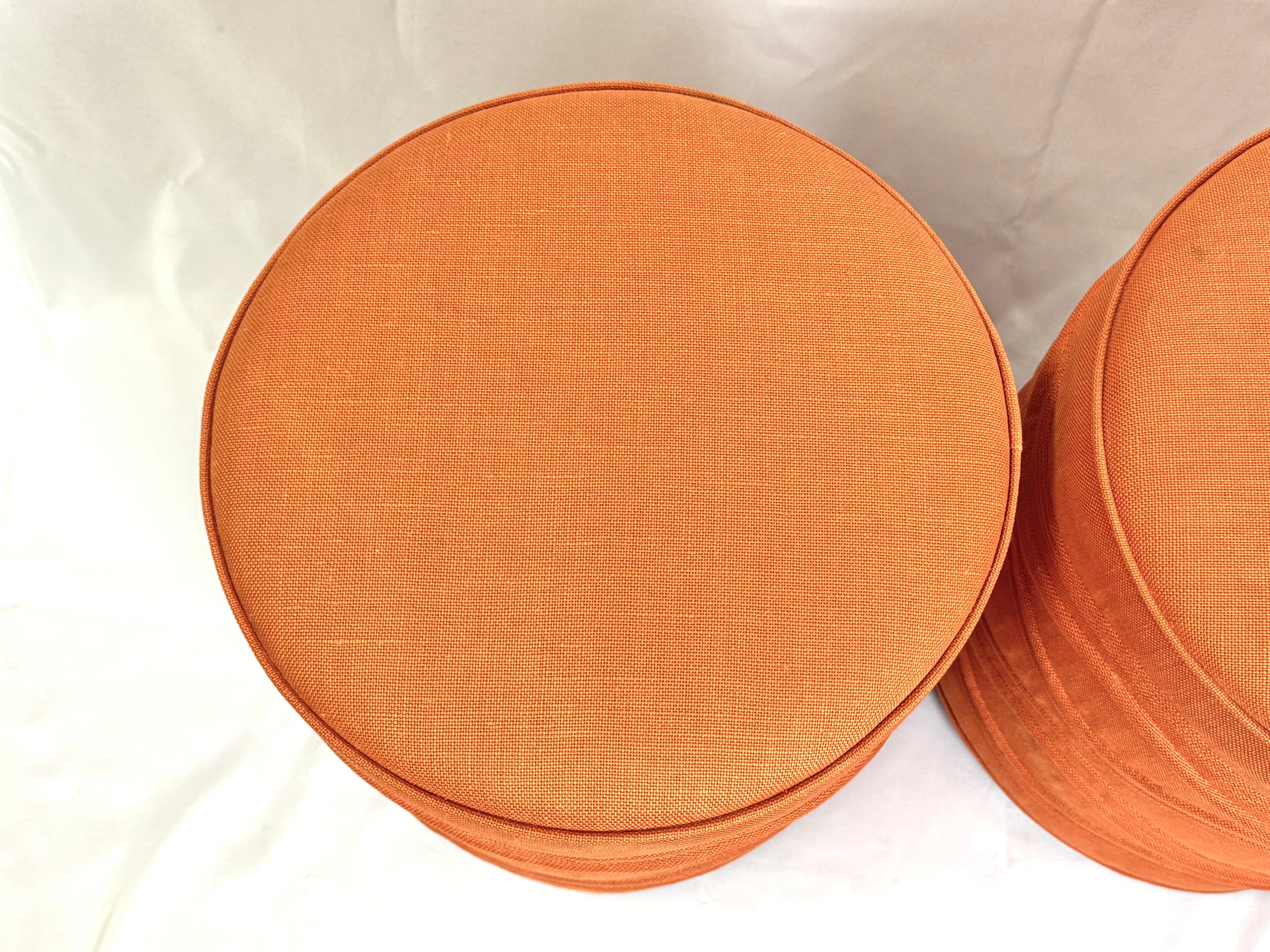 Paire d'ottomans cylindriques pivotants orange en vente 4