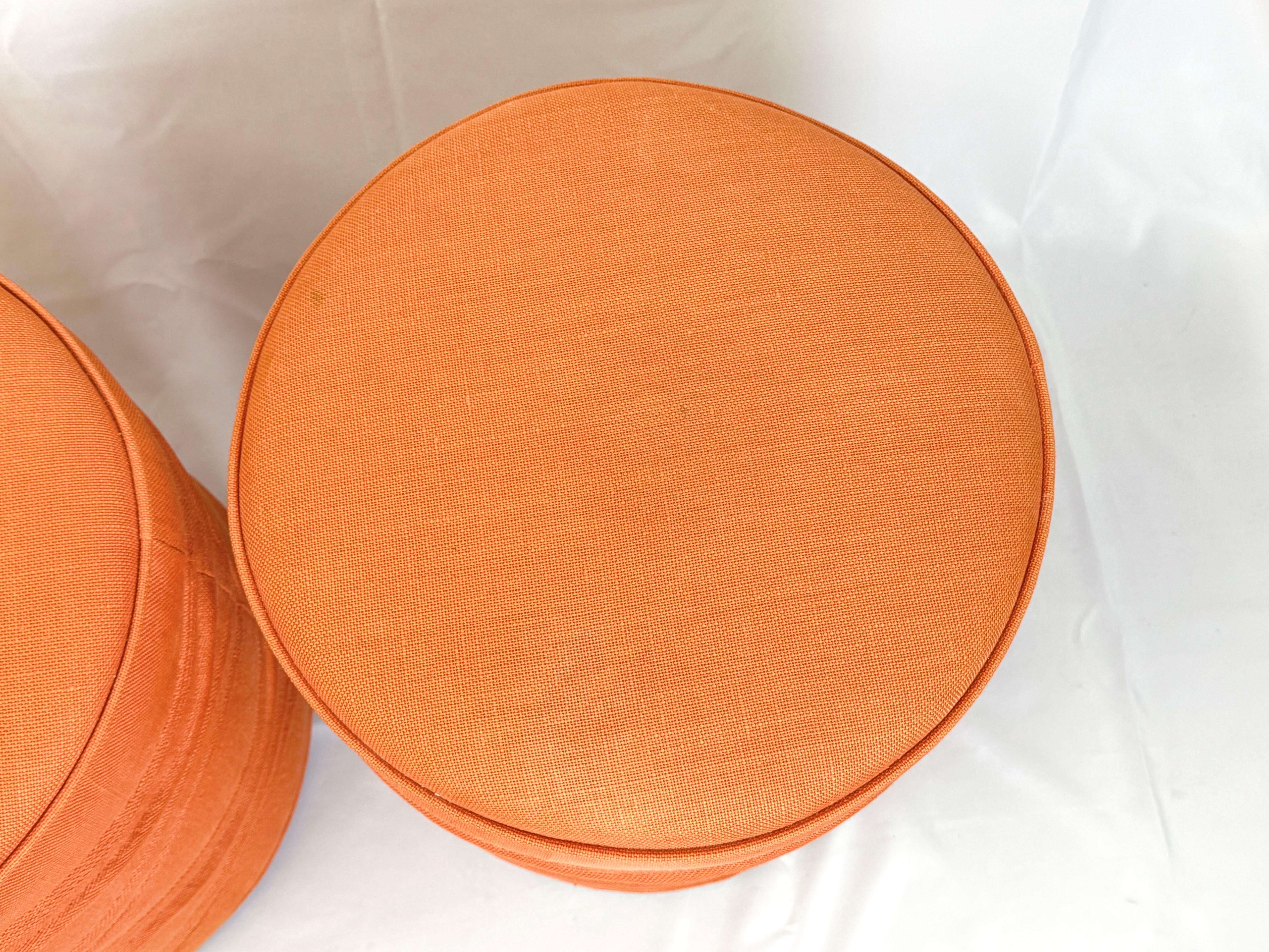 Paire d'ottomans cylindriques pivotants orange en vente 5