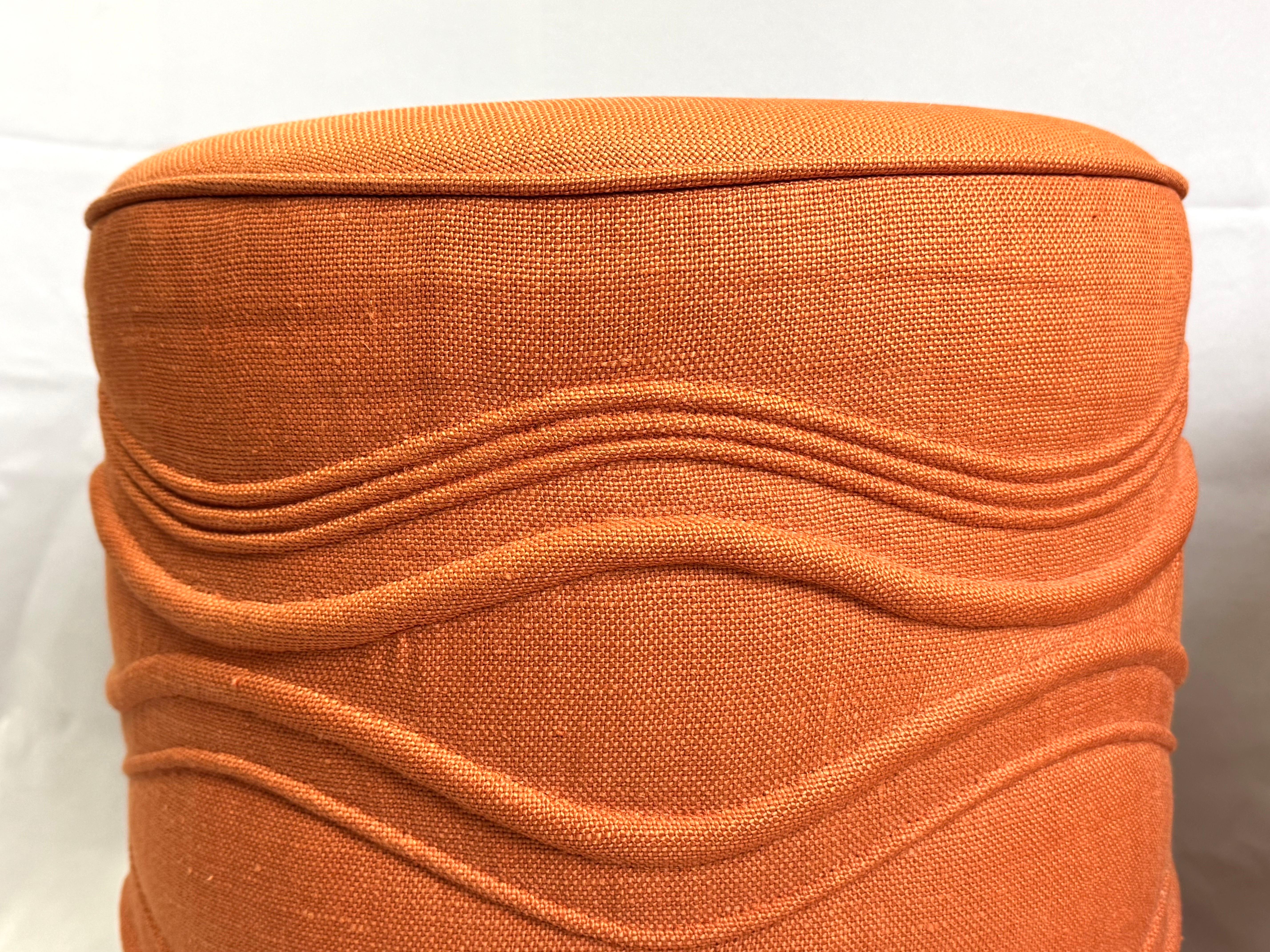 Paire d'ottomans cylindriques pivotants orange en vente 6