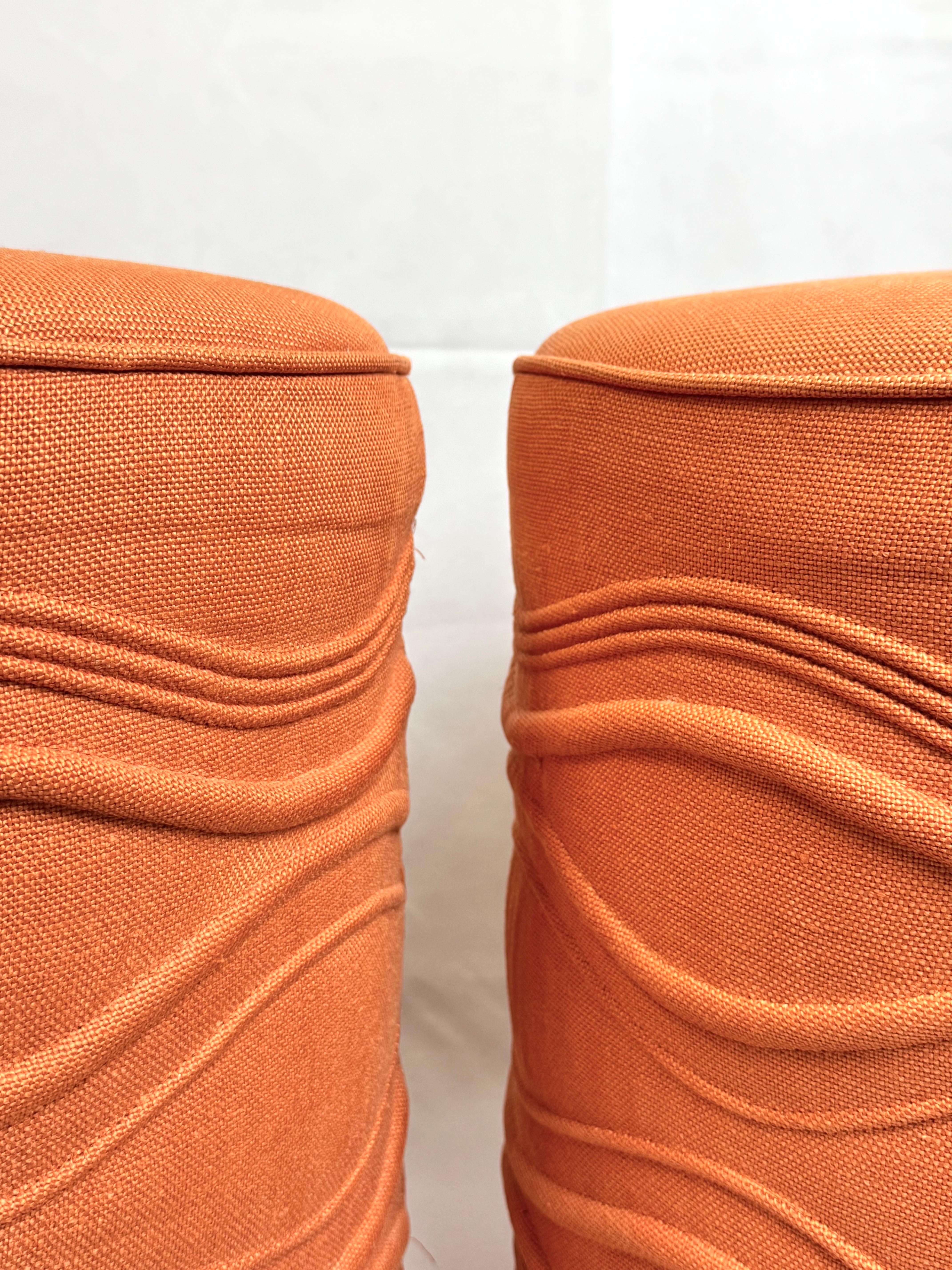 Paire d'ottomans cylindriques pivotants orange en vente 7