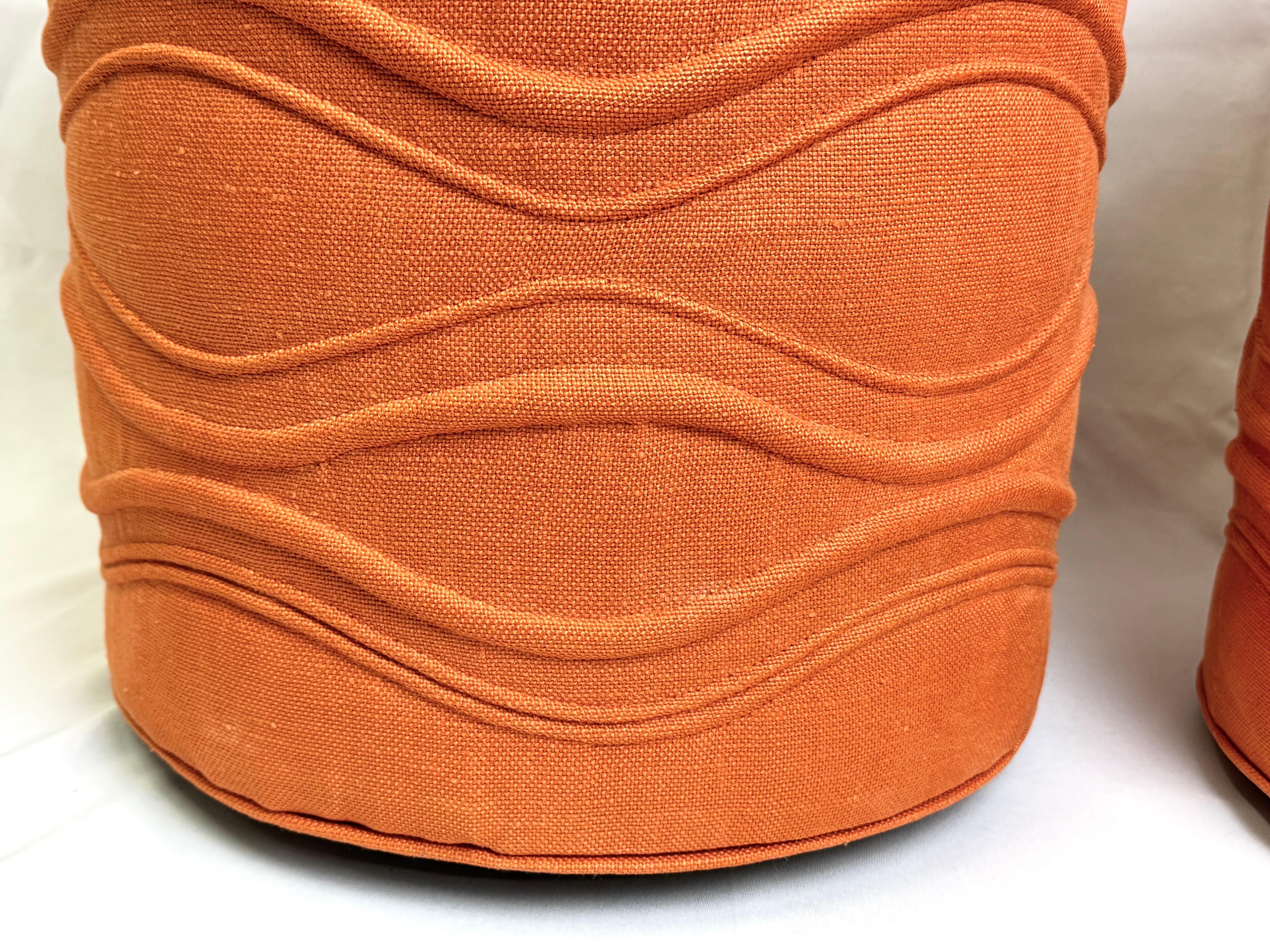 Paire d'ottomans cylindriques pivotants orange en vente 9