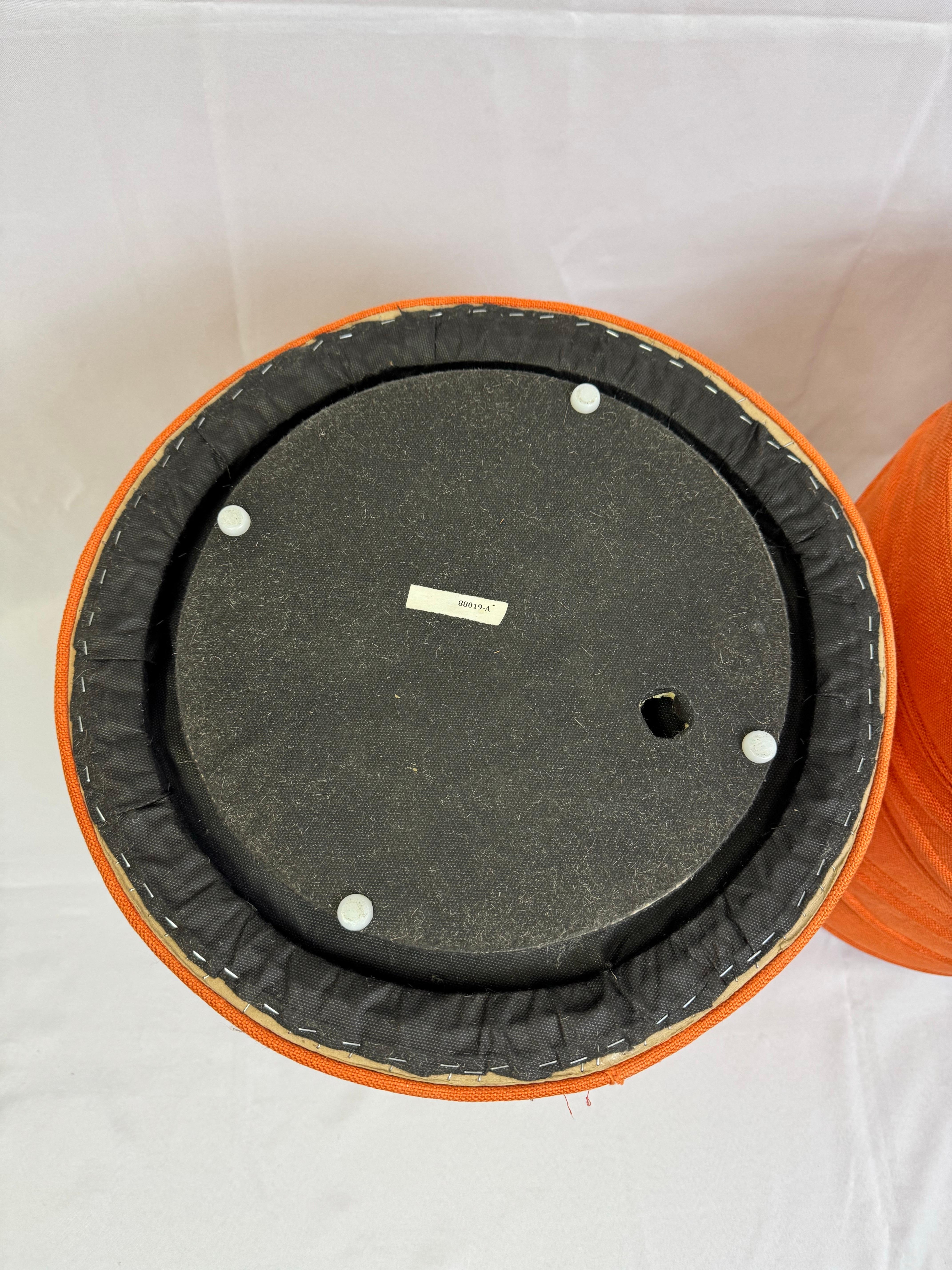 Paire d'ottomans cylindriques pivotants orange en vente 10