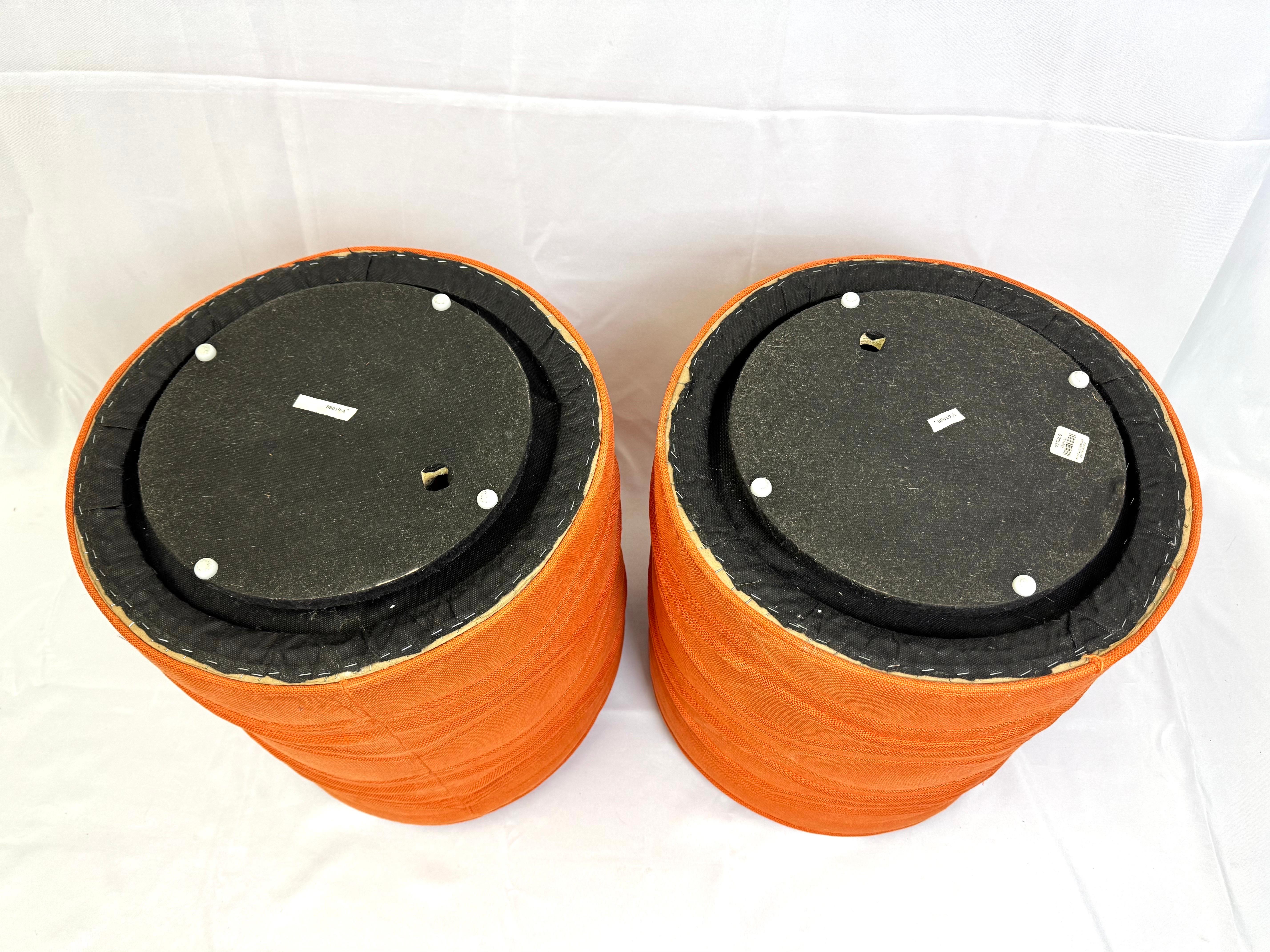Paire d'ottomans cylindriques pivotants orange en vente 11