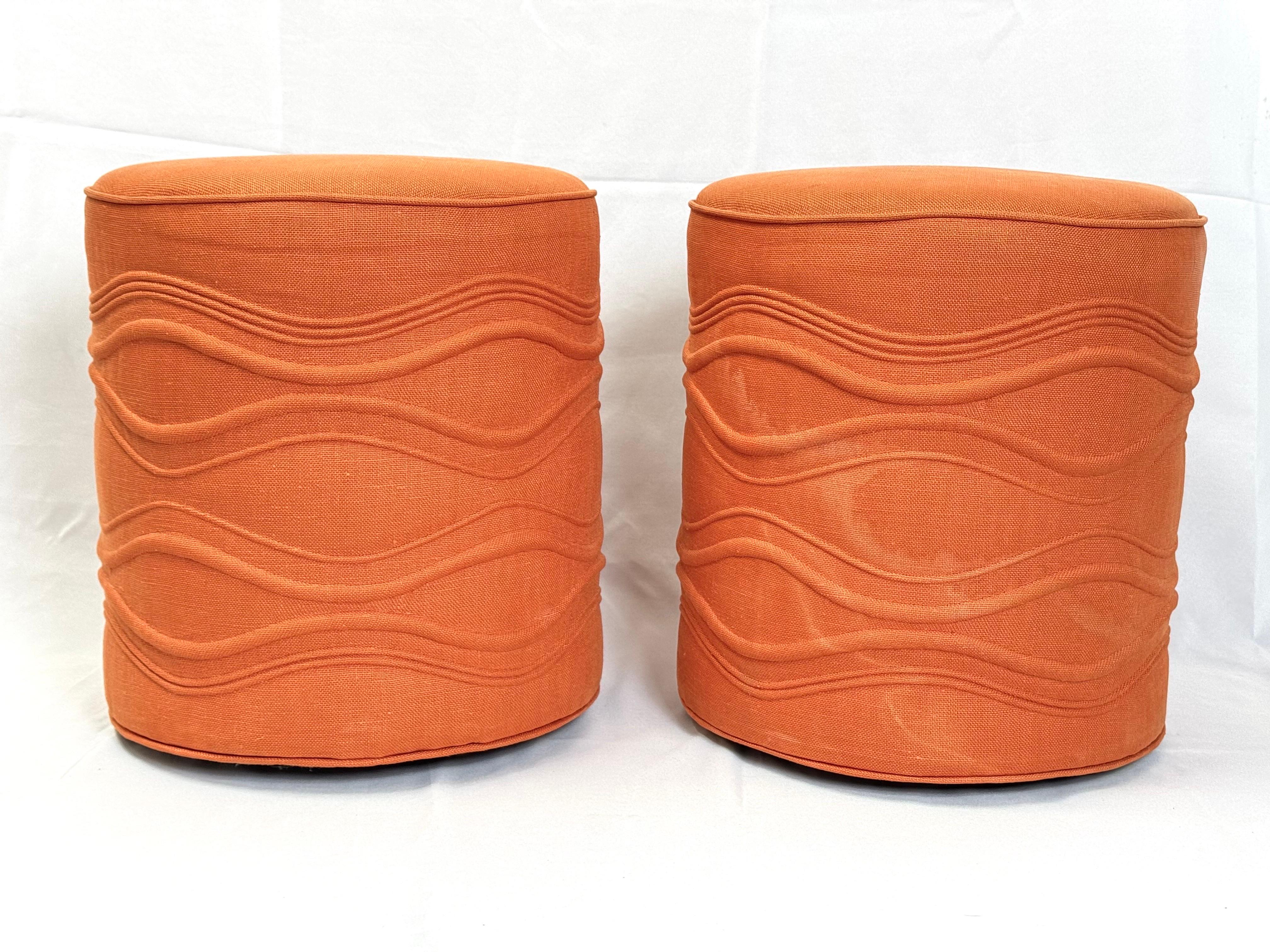 Paire d'ottomans cylindriques pivotants orange en vente 13
