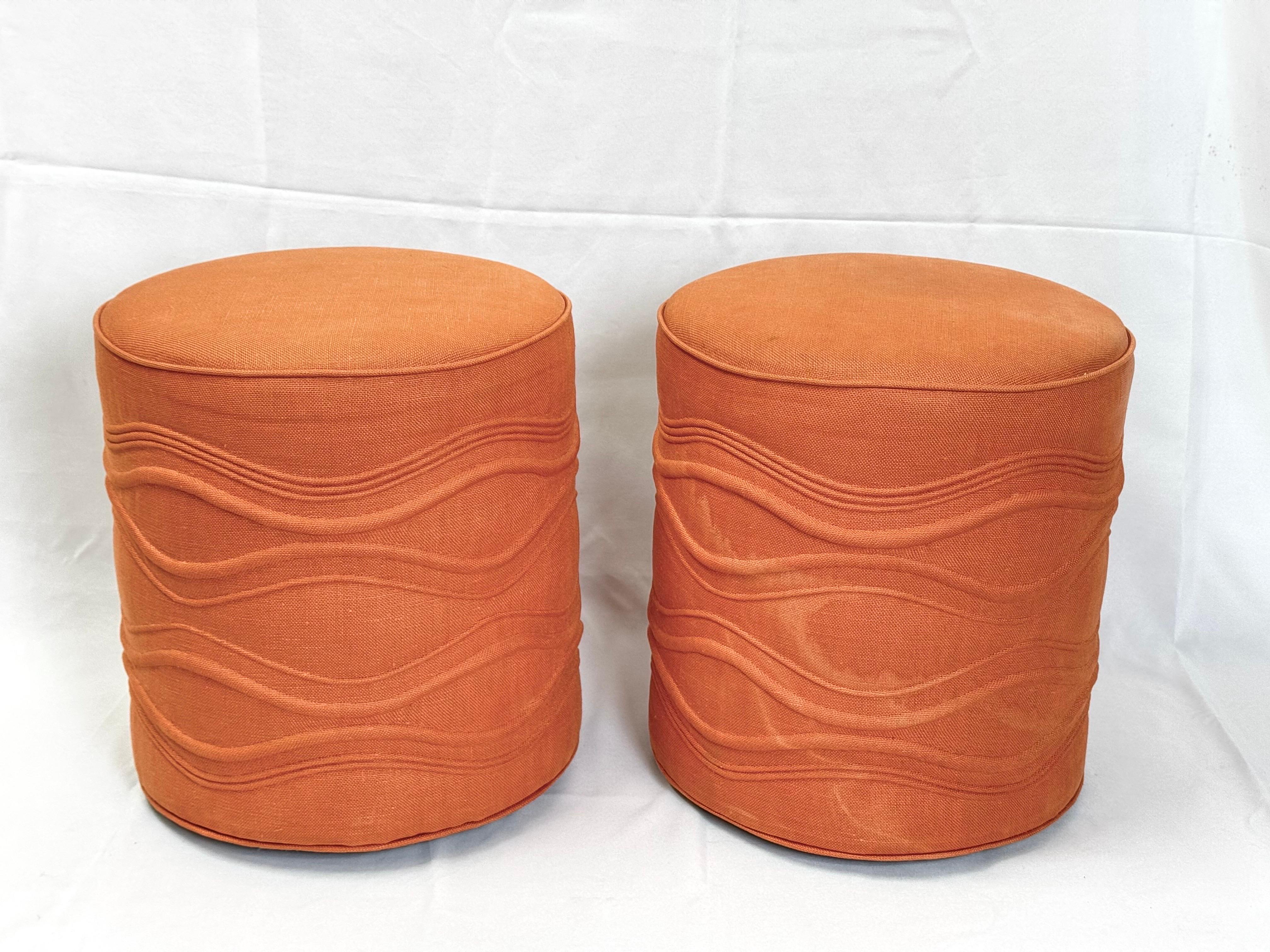 Paire de poufs cylindriques en orange, design texturé amusant.  Besoin d'une récupération.