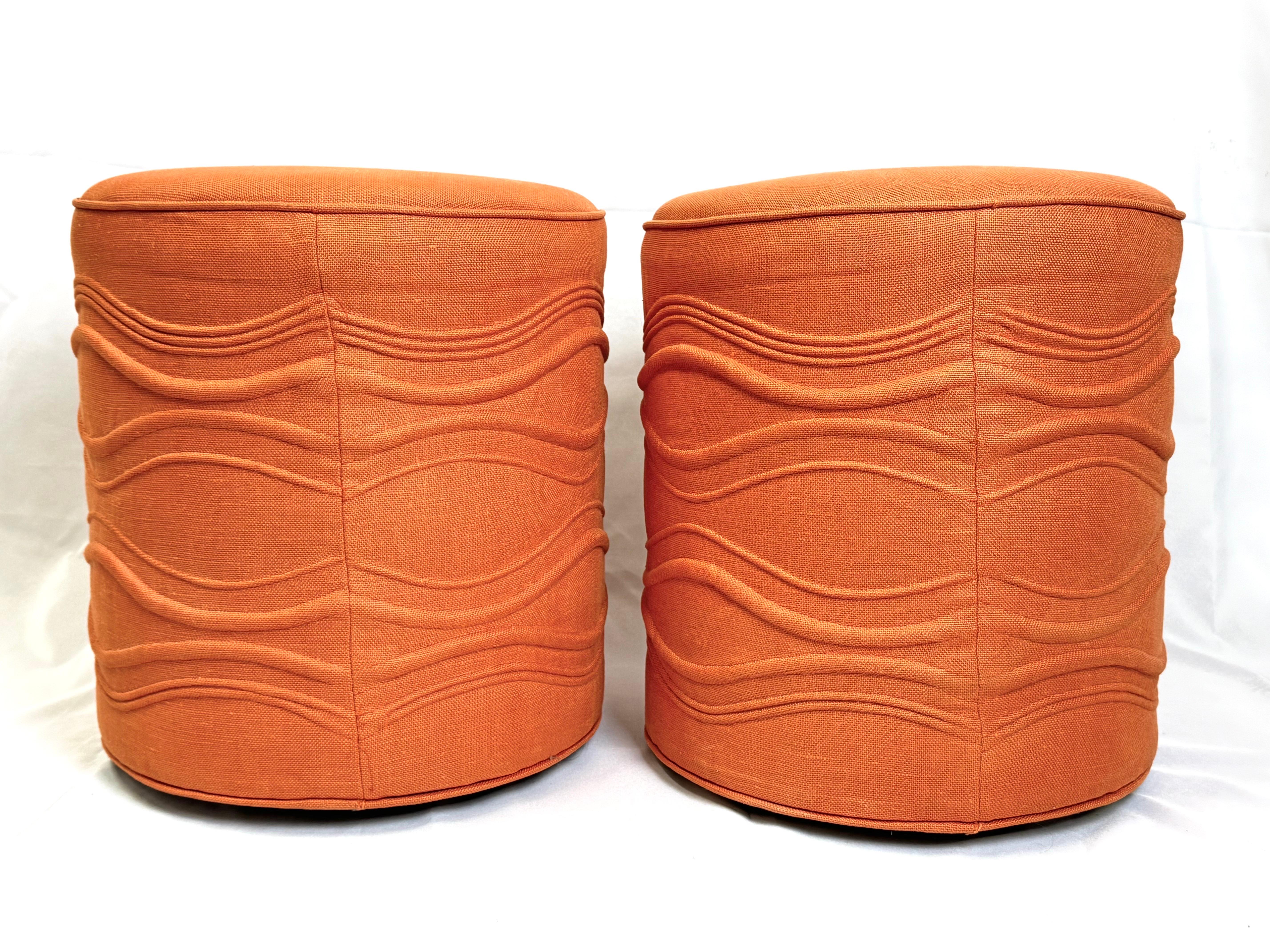 Mid-Century Modern Paire d'ottomans cylindriques pivotants orange en vente