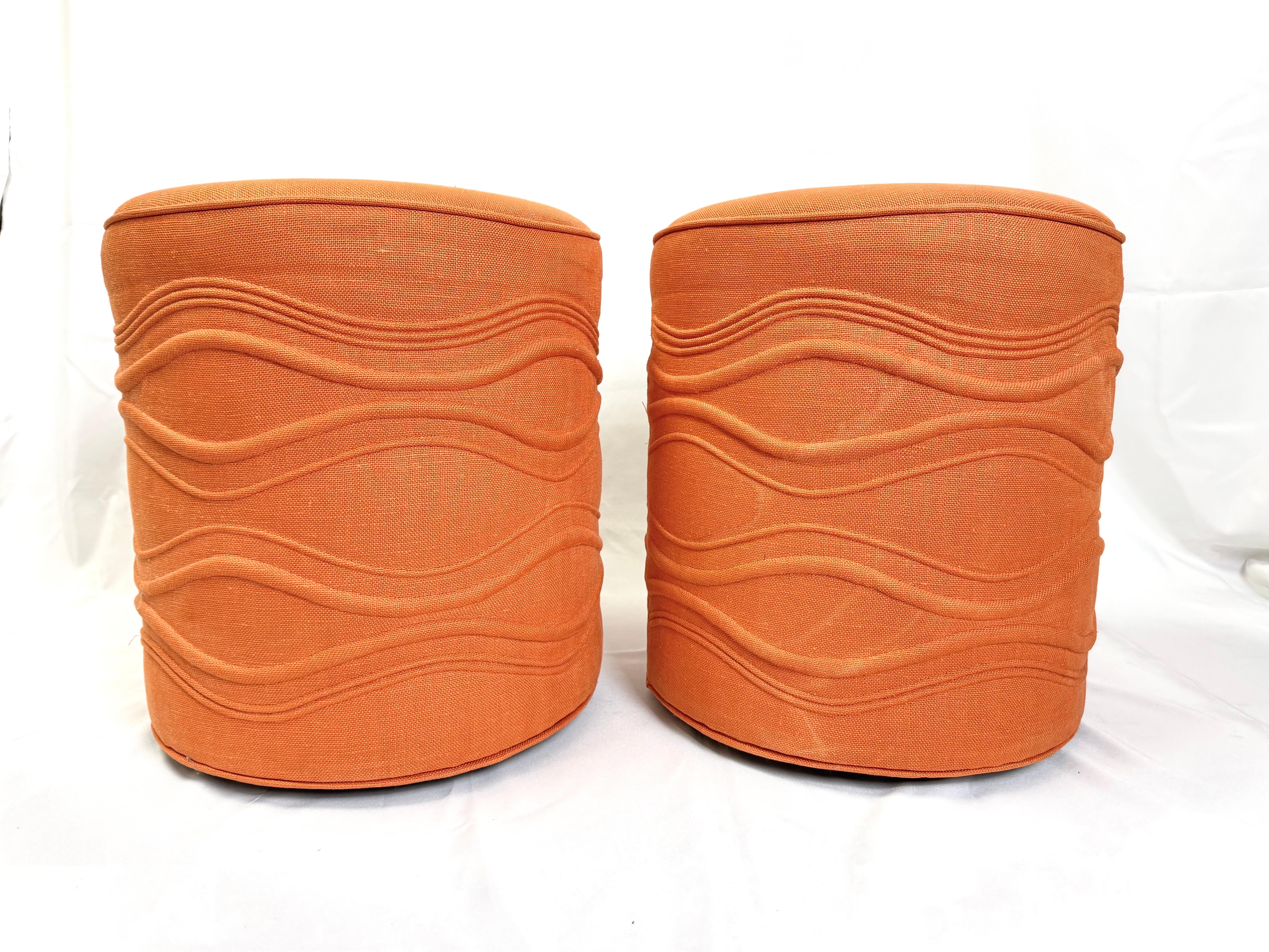 Paire d'ottomans cylindriques pivotants orange Bon état - En vente à Redding, CT