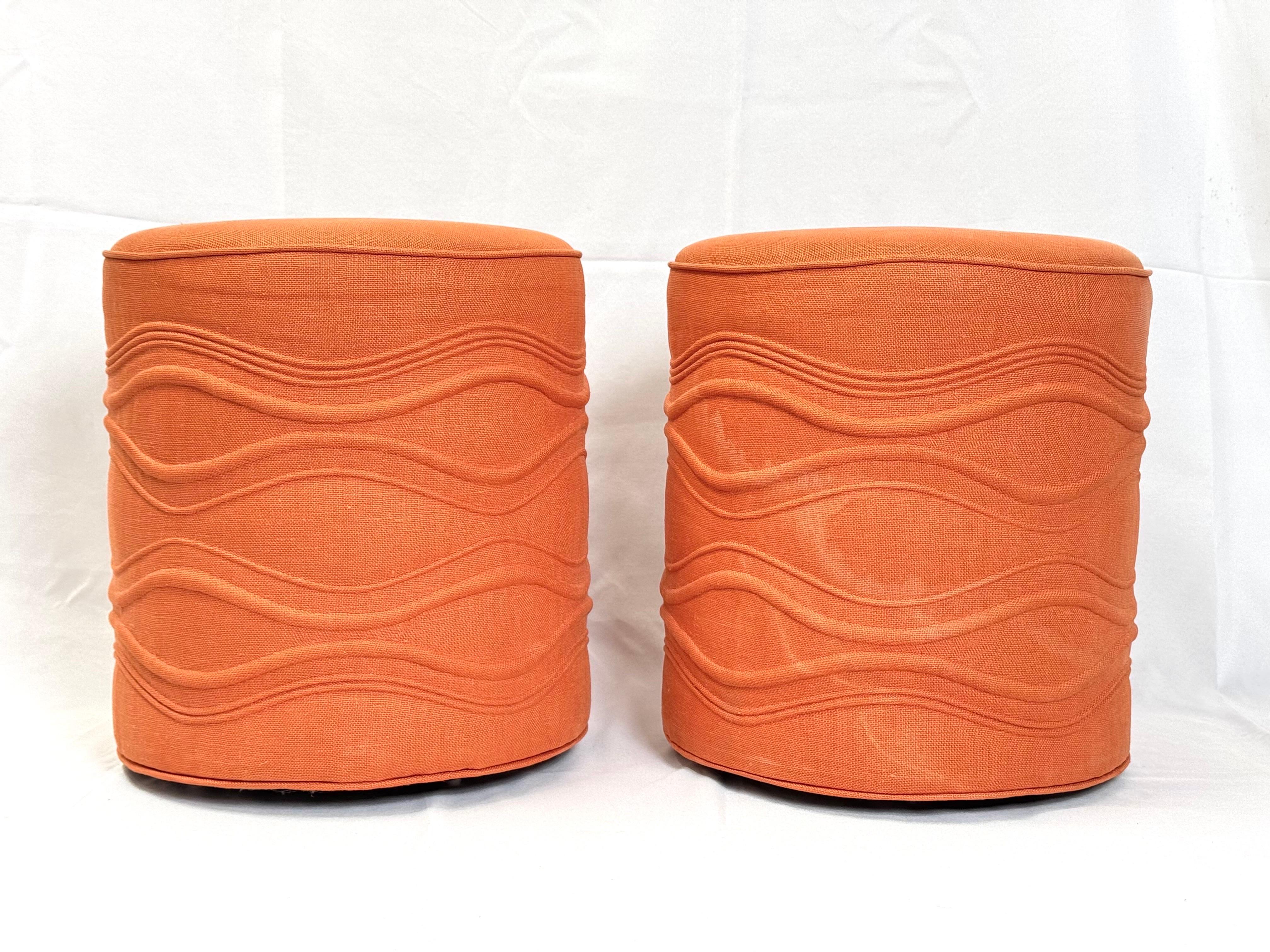 XXIe siècle et contemporain Paire d'ottomans cylindriques pivotants orange en vente