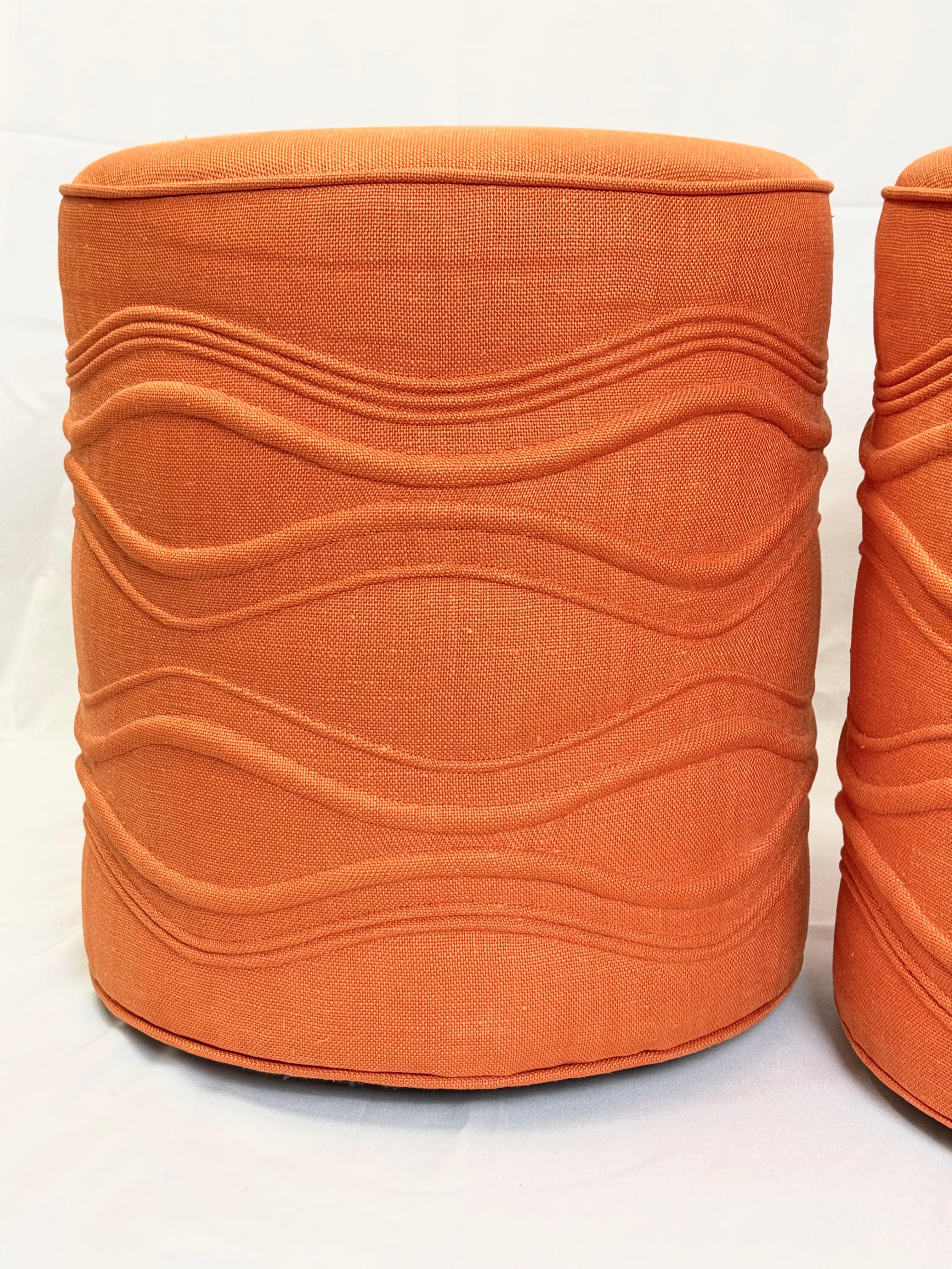 Tissu d'ameublement Paire d'ottomans cylindriques pivotants orange en vente