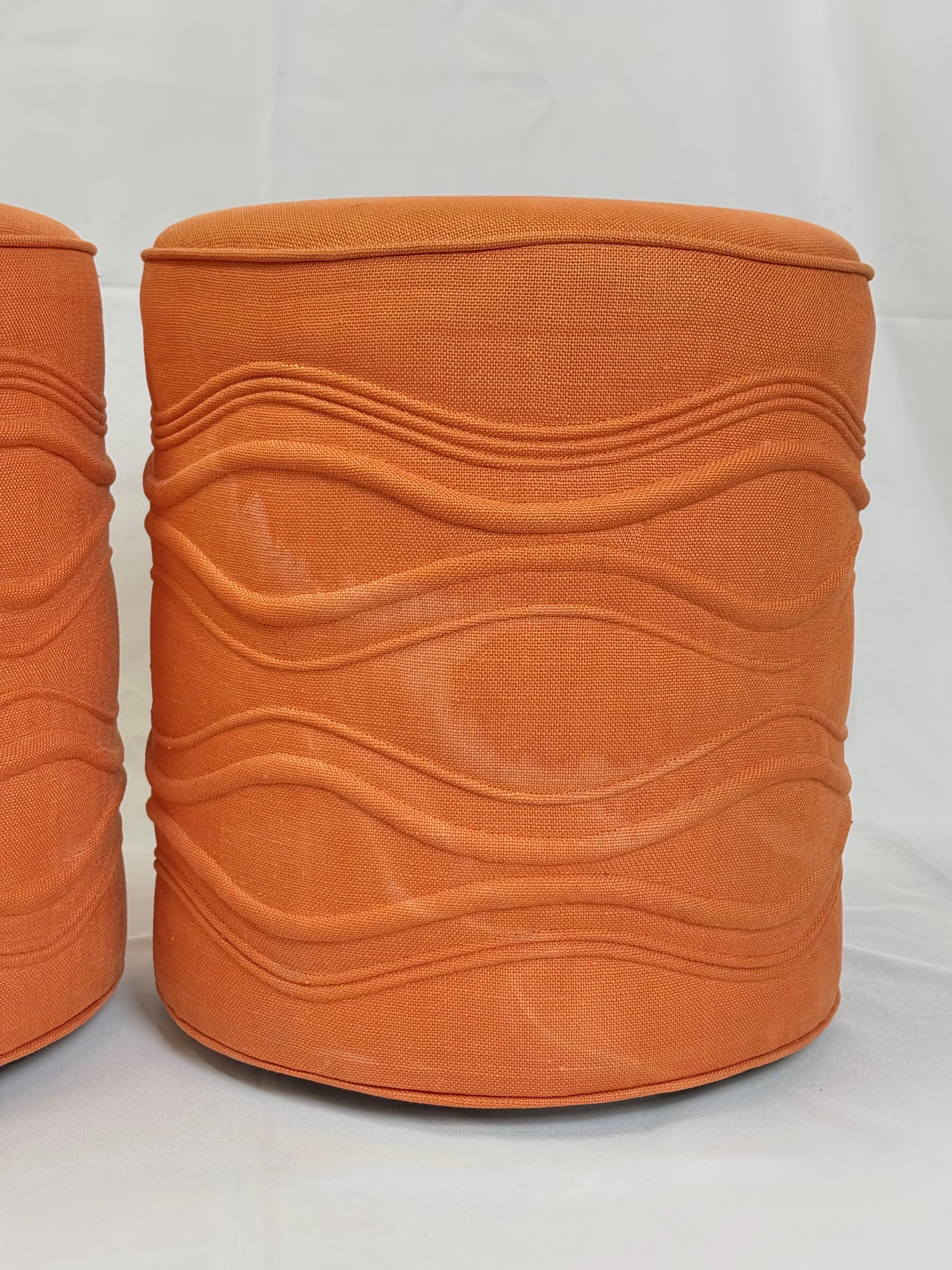 Paire d'ottomans cylindriques pivotants orange en vente 1
