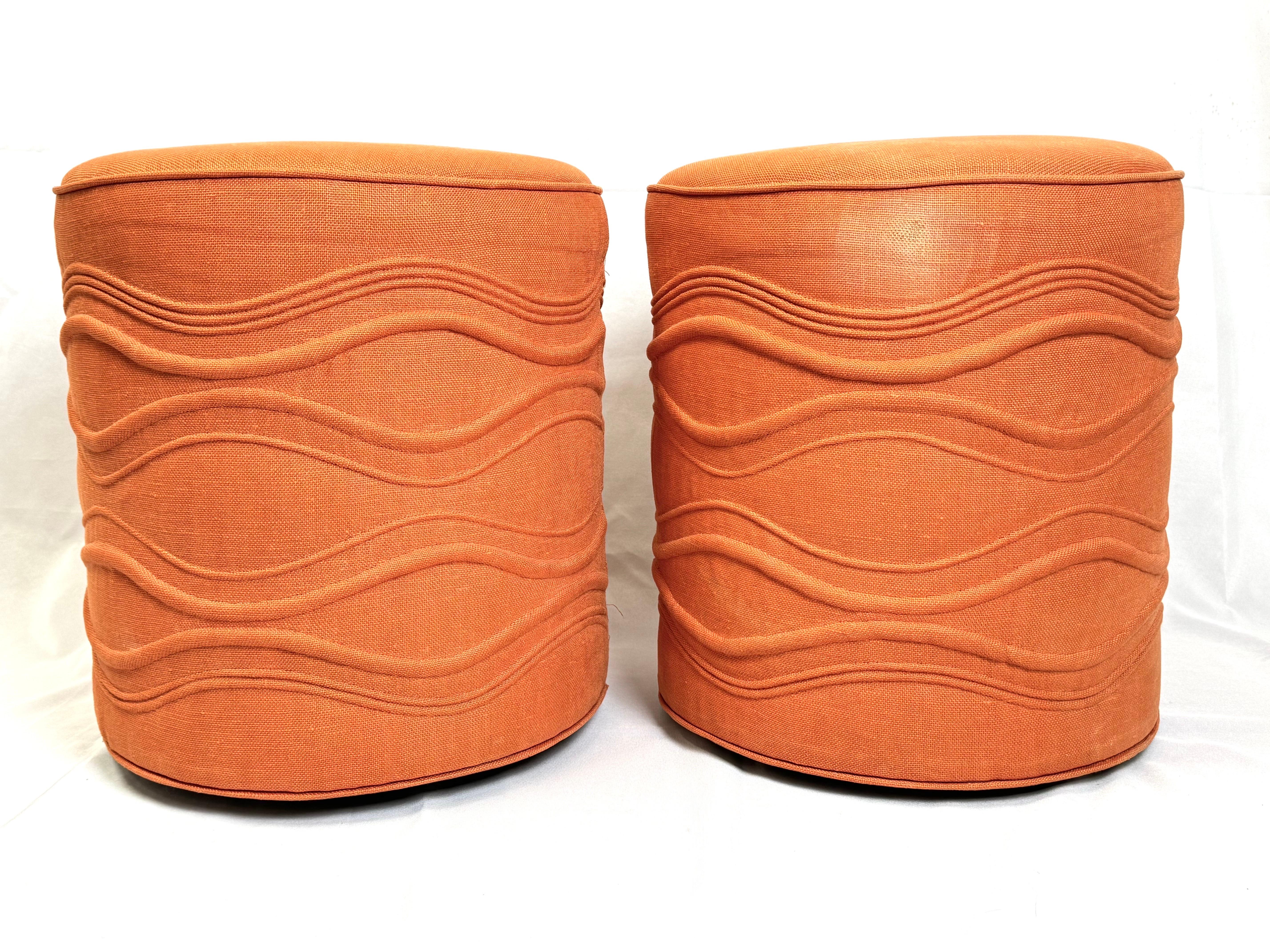 Paire d'ottomans cylindriques pivotants orange en vente 2