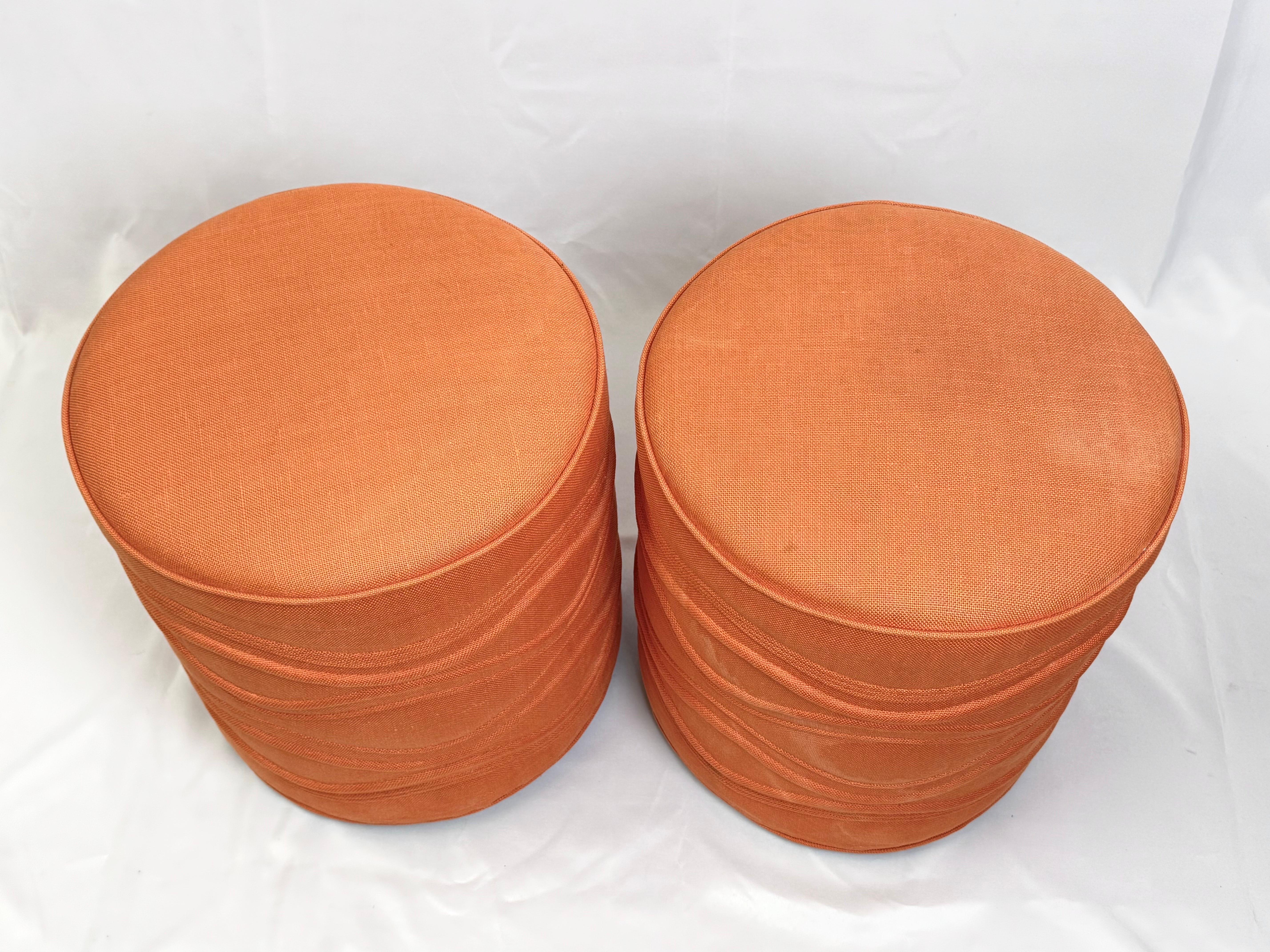 Paire d'ottomans cylindriques pivotants orange en vente 3