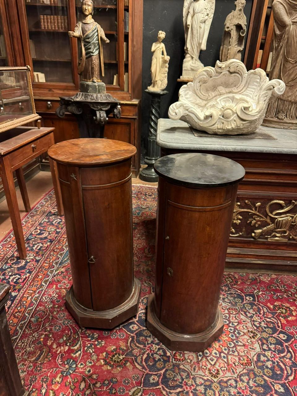 Italian Pair of cylindrical walnut bedside tables, Italy For Sale