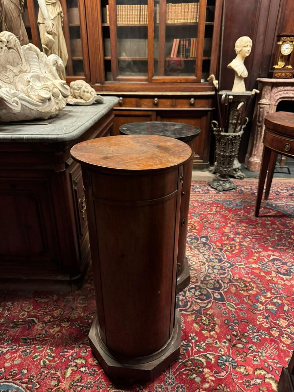 Pair of cylindrical walnut bedside tables, Italy In Good Condition For Sale In Cuneo, Italy (CN)