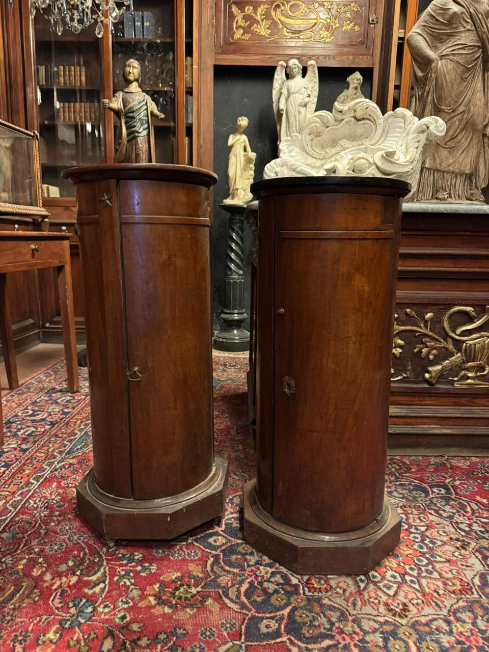 Walnut Pair of cylindrical walnut bedside tables, Italy For Sale
