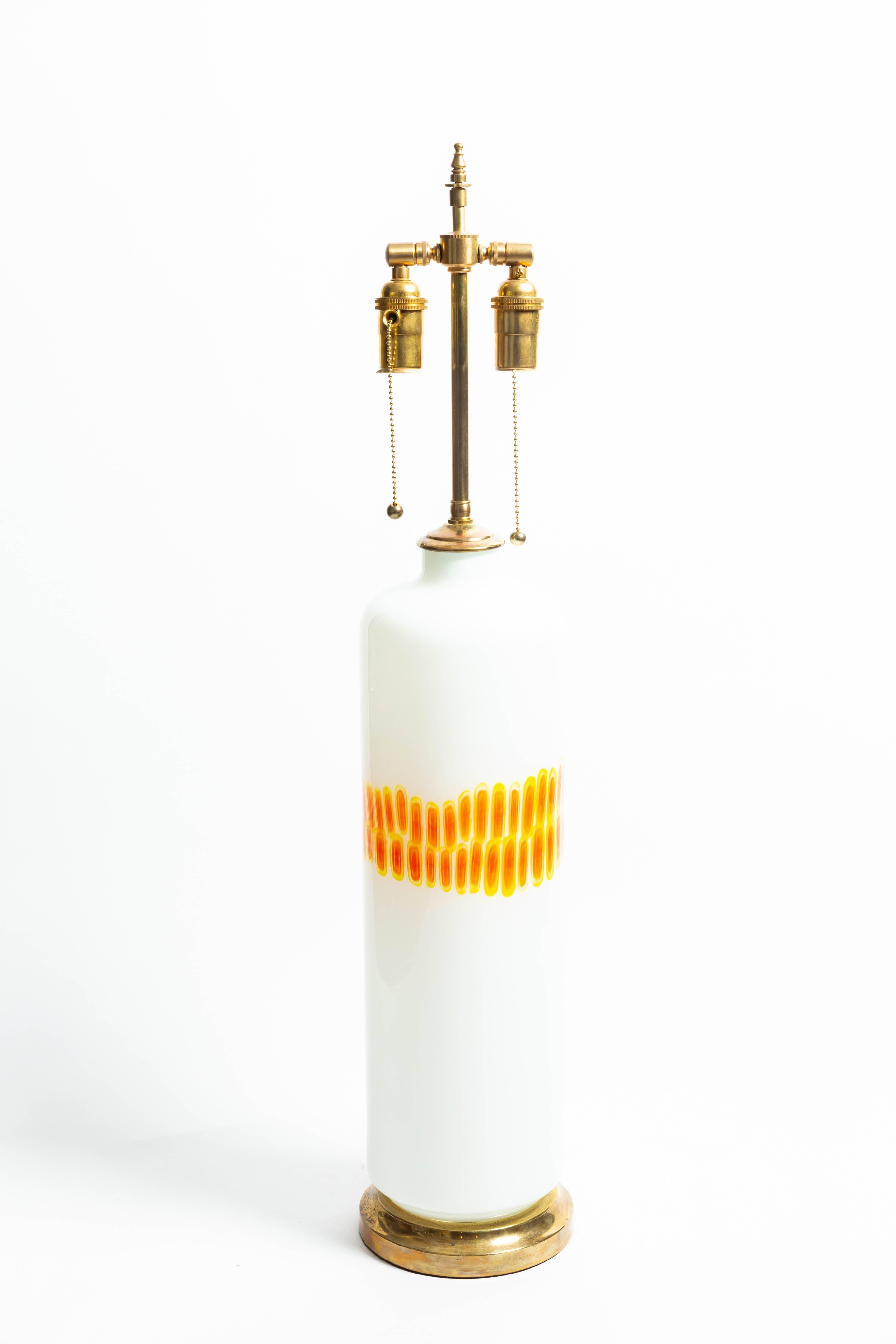 Paire de lampes cylindriques en verre blanc avec un design orange et jaune par Venini.