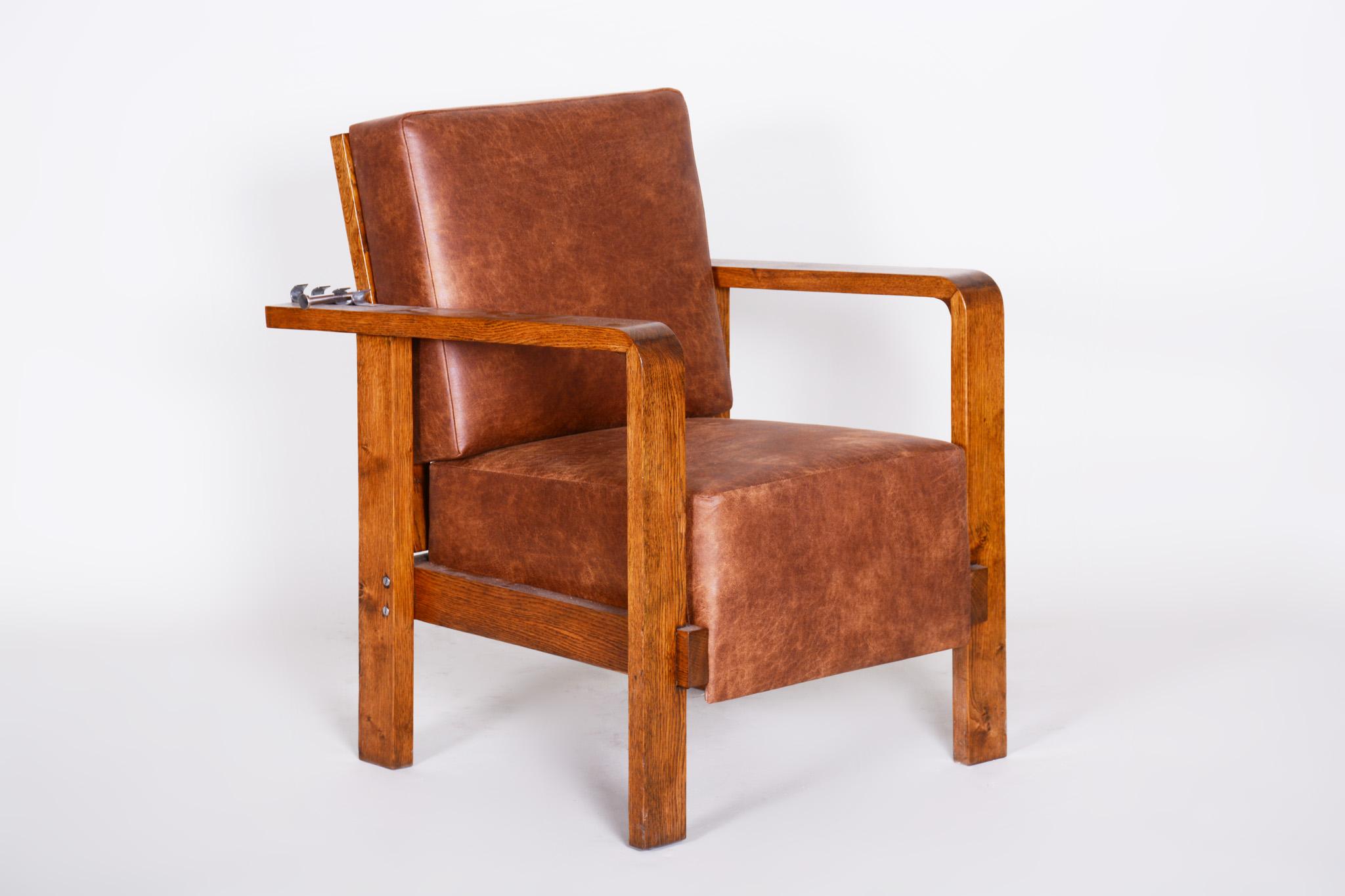Pair of Czech Adjustable Functionalist Leather and Oak Armchairs, 1930s For Sale 4