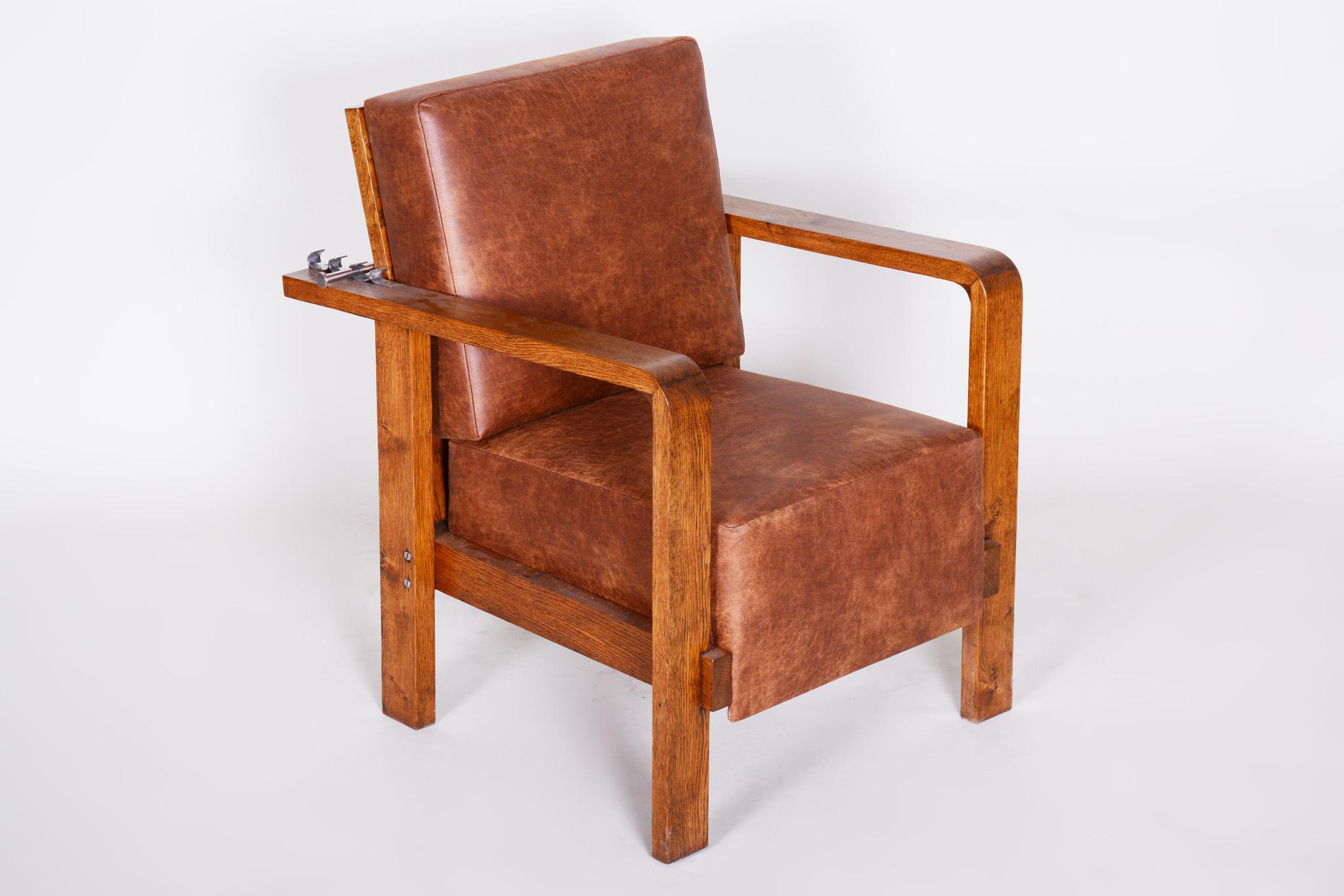 Pair of Czech Adjustable Functionalist Leather and Oak Armchairs, 1930s For Sale 5