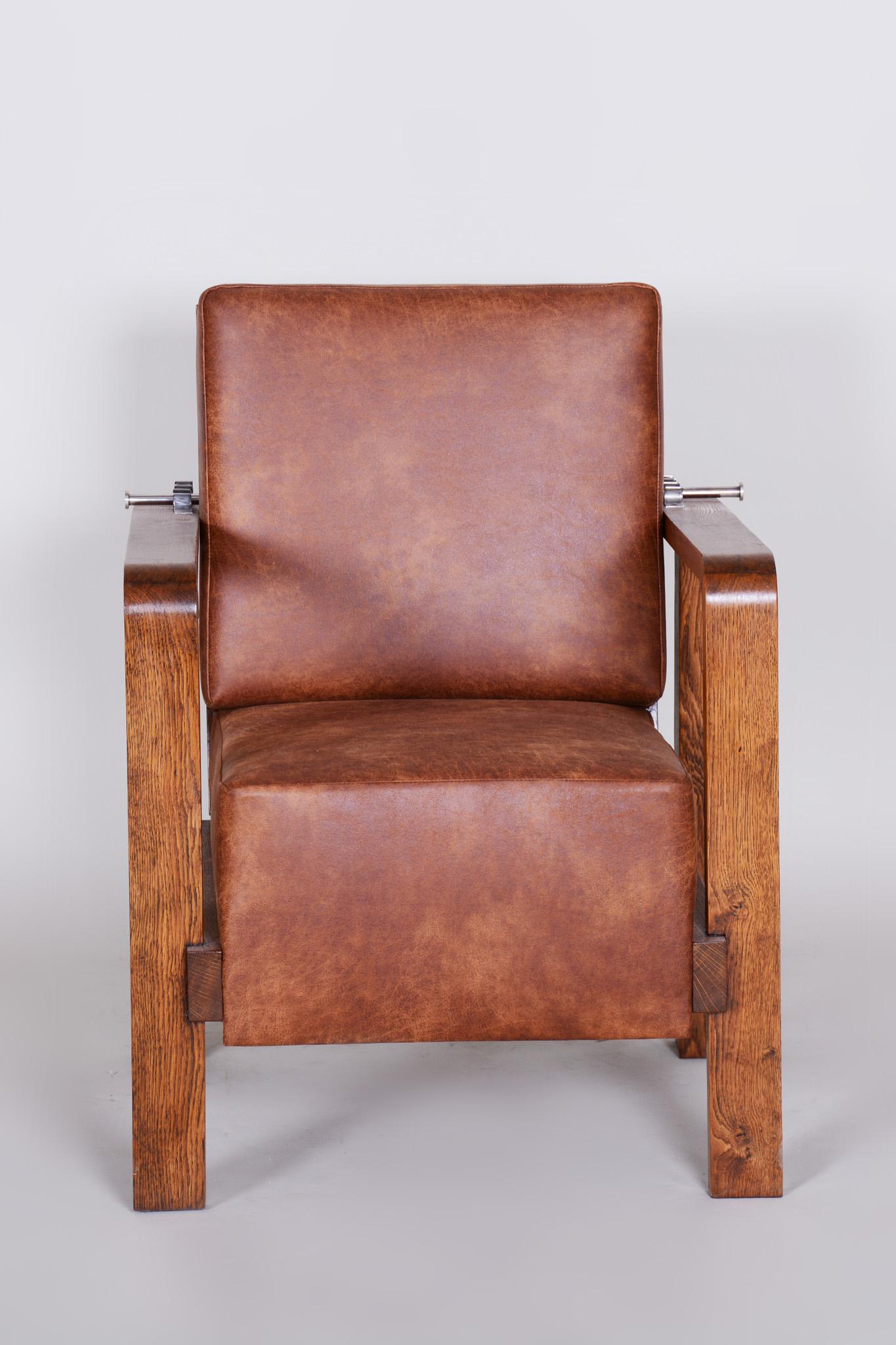 Pair of Czech Adjustable Functionalist Leather and Oak Armchairs, 1930s For Sale 6