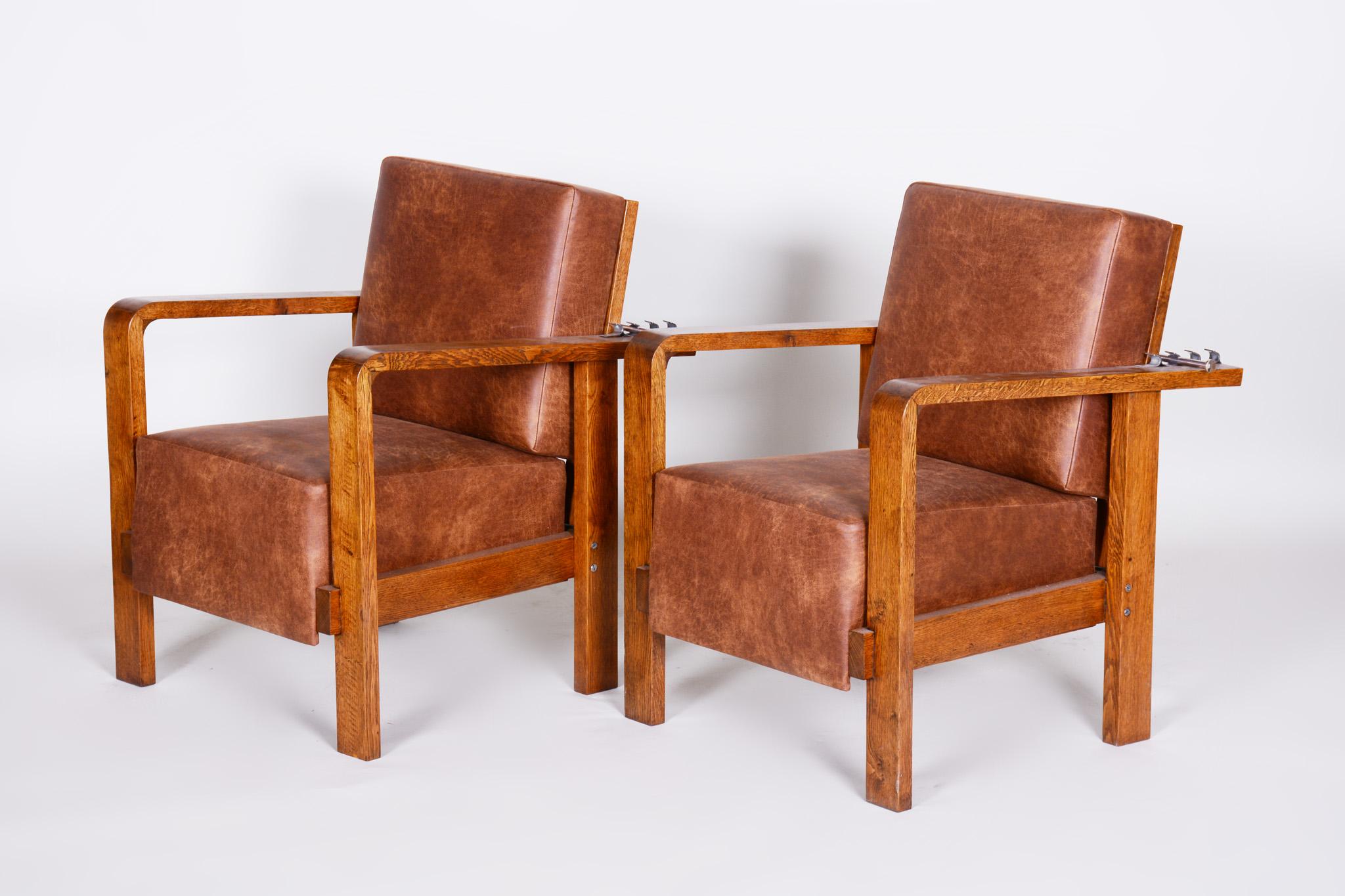 Art Deco Pair of Czech Adjustable Functionalist Leather and Oak Armchairs, 1930s For Sale
