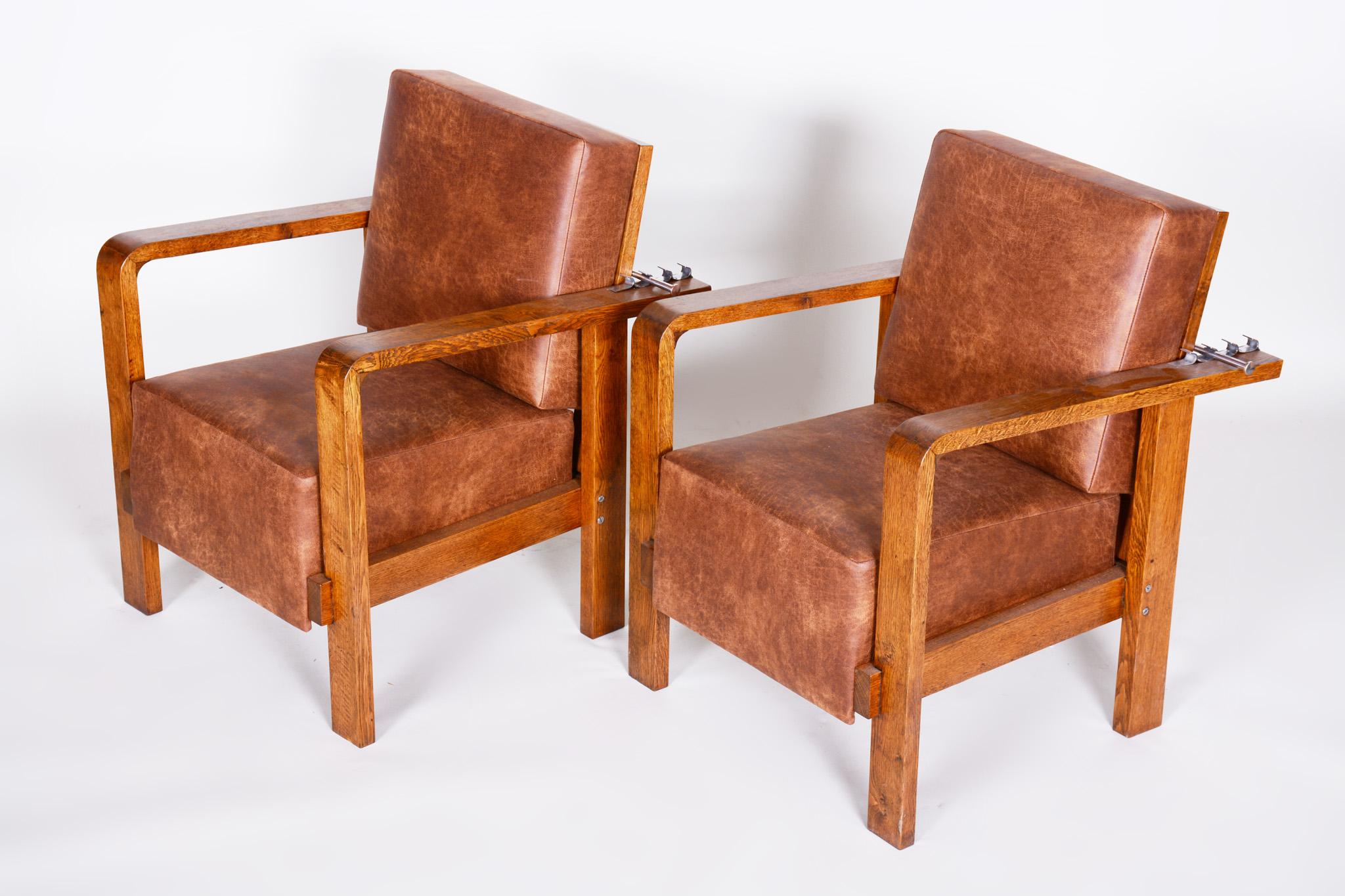 Pair of Czech Adjustable Functionalist Leather and Oak Armchairs, 1930s In Good Condition For Sale In Horomerice, CZ