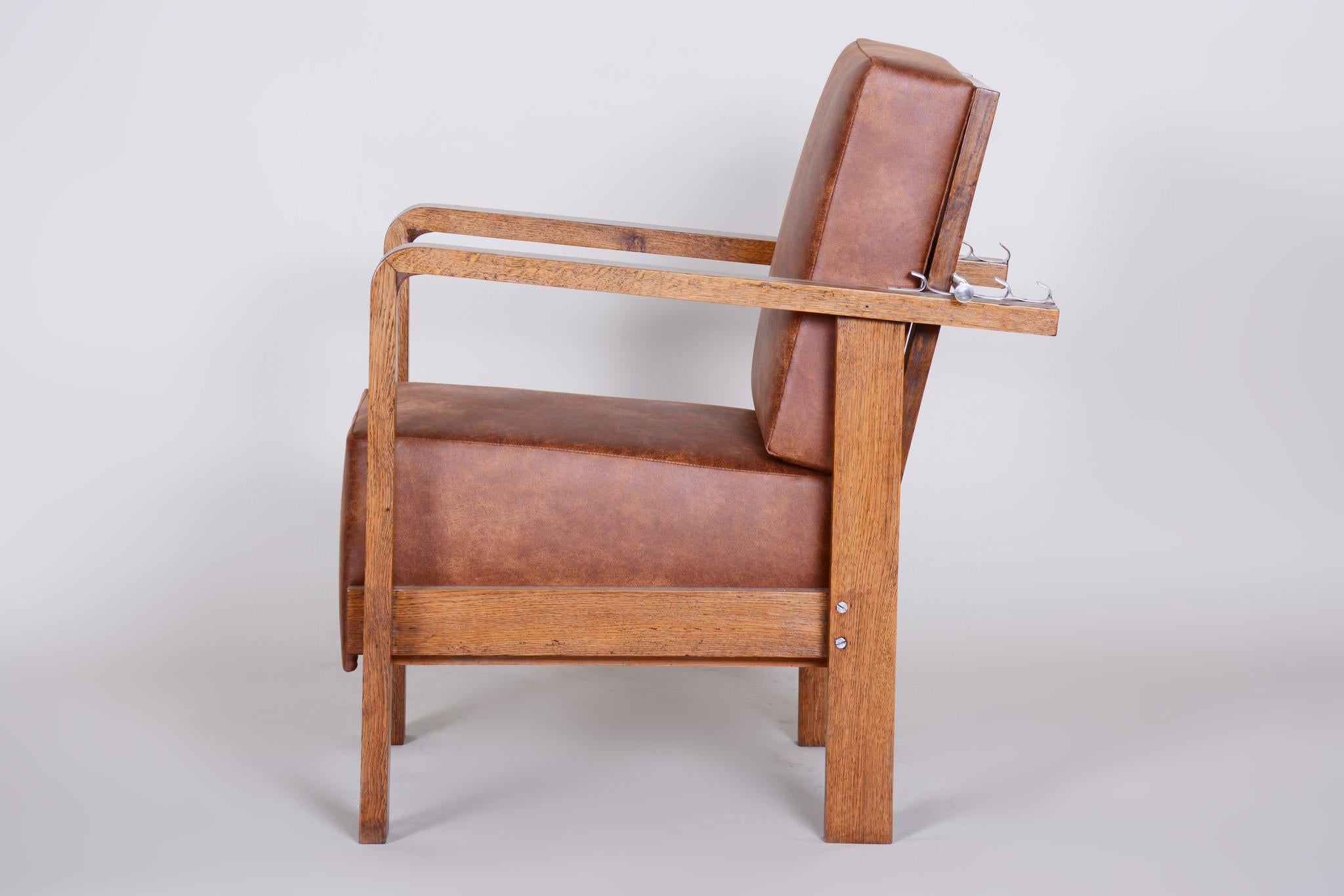Pair of Czech Adjustable Functionalist Leather and Oak Armchairs, 1930s For Sale 3