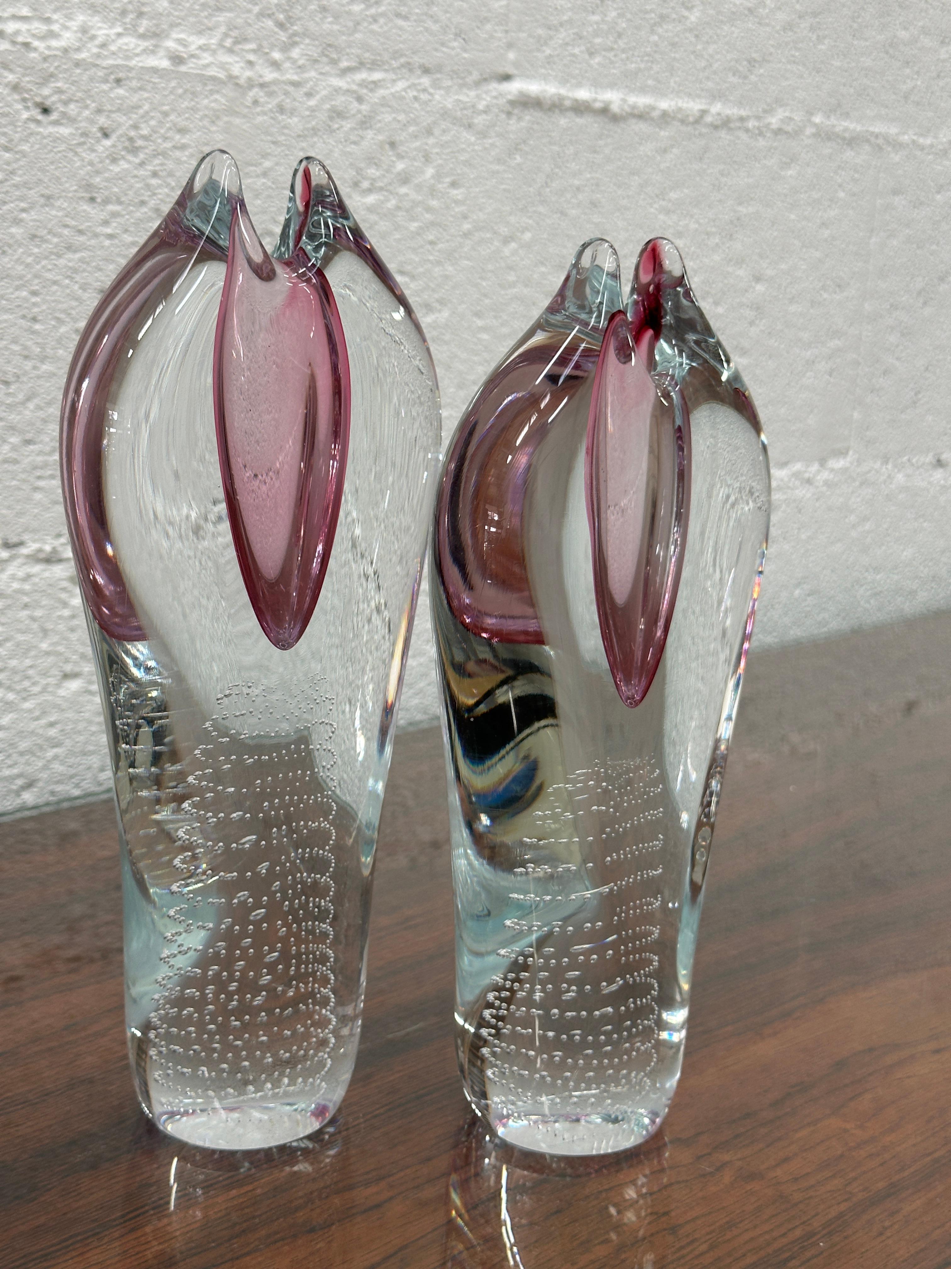 Pareja de jarrones checos de vidrio artístico de Pavel Juda para Beranek Skrdlovice Glass Works finales del siglo XX en venta