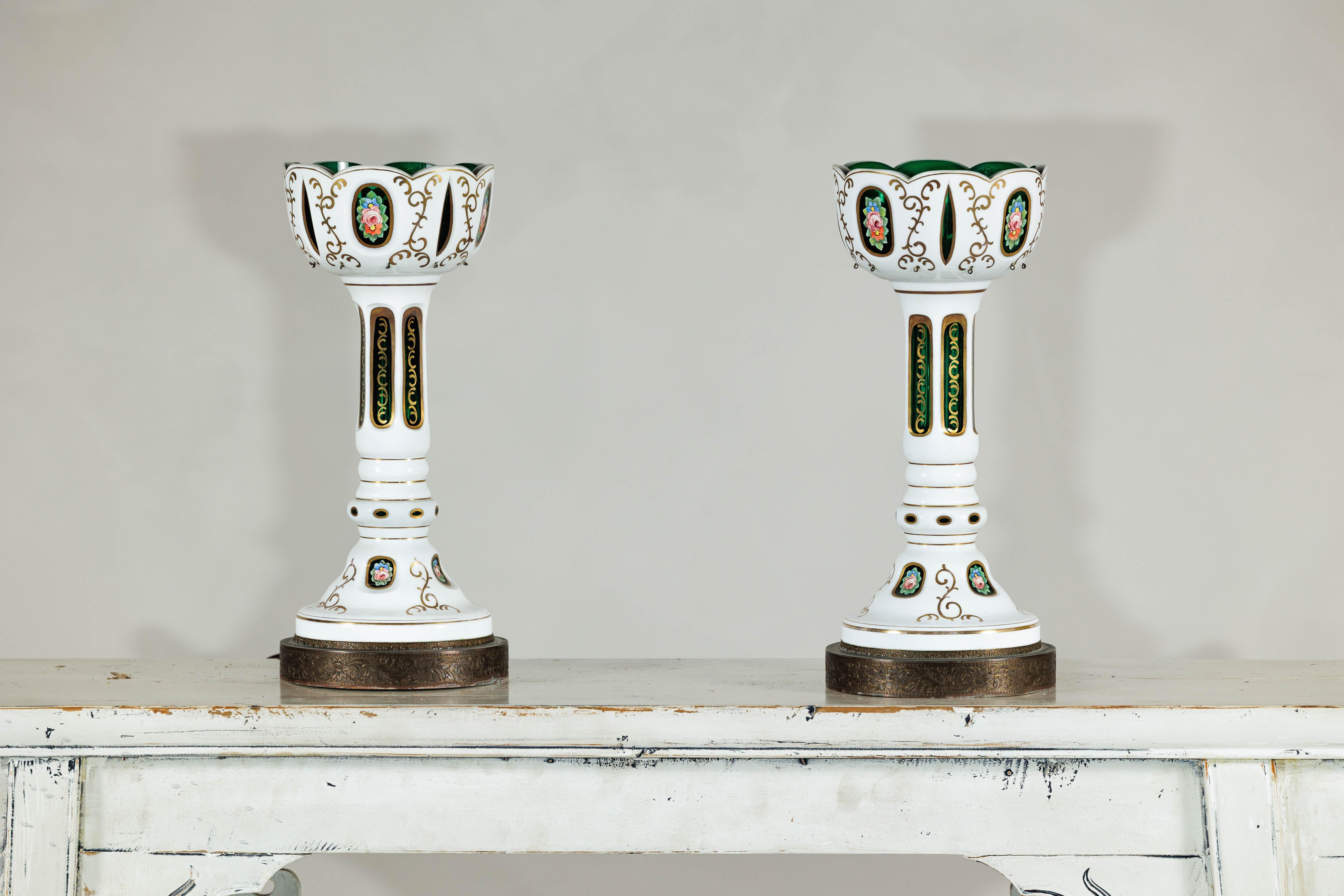 Paire de lampes tchèques en verre de Bohème à caisson blanc avec des détails en vert taillés dans la masse en vente 5