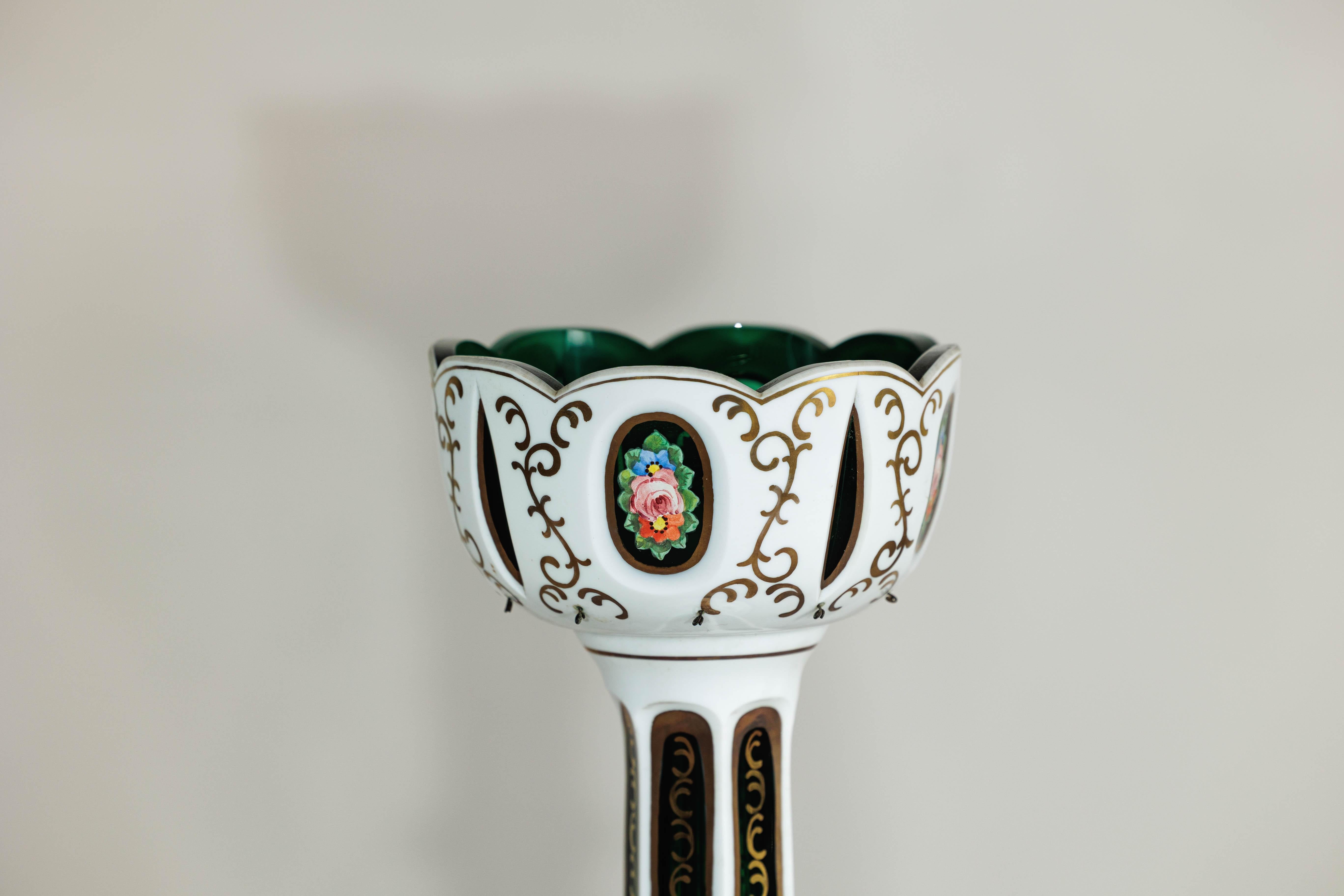 Paire de lampes tchèques en verre de Bohème à caisson blanc avec des détails en vert taillés dans la masse en vente 6