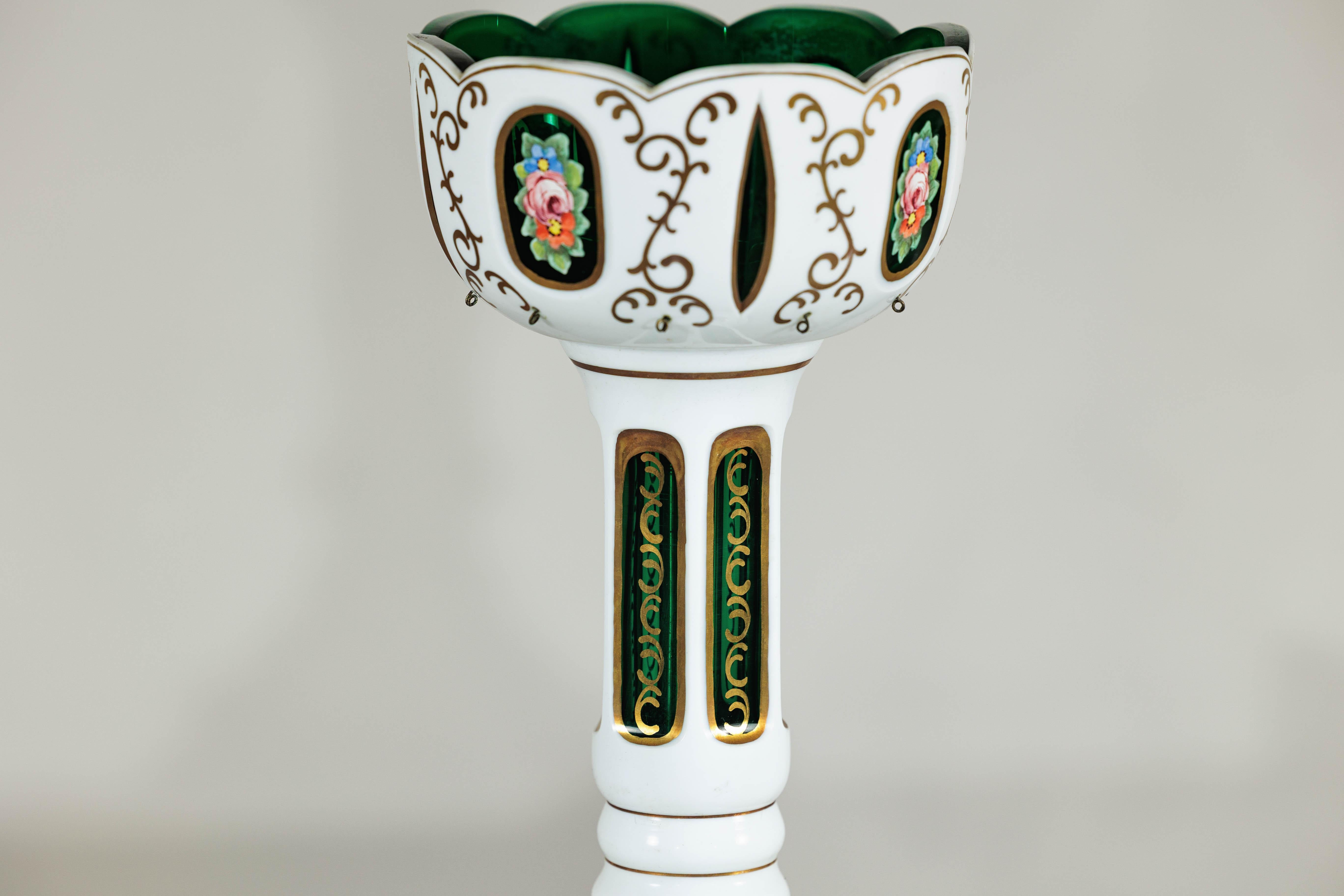 Paire de lampes tchèques en verre de Bohème à caisson blanc avec des détails en vert taillés dans la masse en vente 8